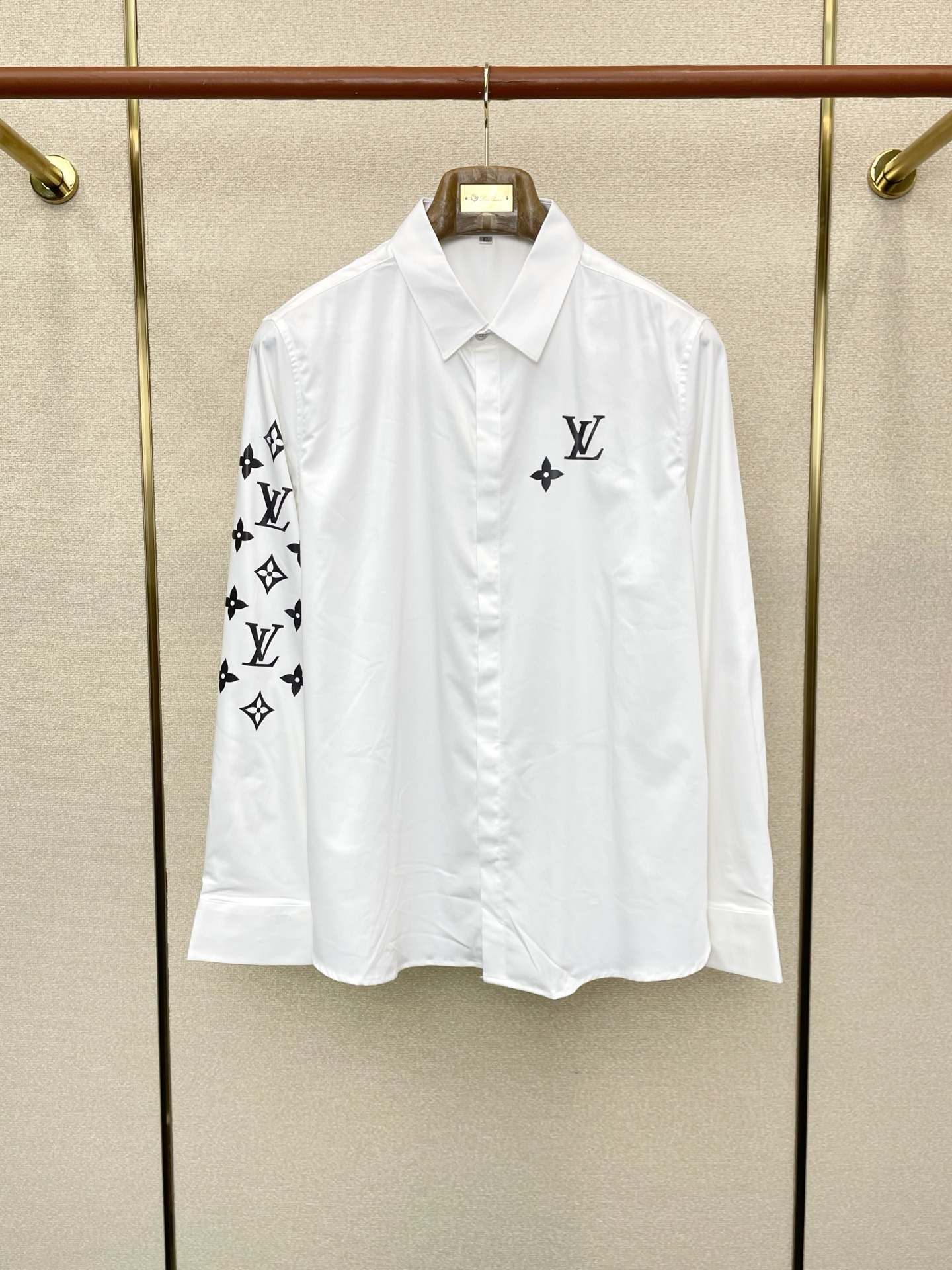 NO:611873,.Louis Vuitton Louis Vuitton exclusively provides new original men's casual long-sleeved shirts. High-end customization. High-end version. Fashionable and versatile imported fabrics. Super soft and delicate feel. Skin-friendly and comfortable to wear. High-end boutique. The upper body is exquisitely made by the factory. A must-have item for men. Three complete standards. Size M-4XL, louis vuitton, louis vuitton, shirts, alexander wang19860909.Louis Vuitton路易威登独家专供新款原单男士休闲长袖衬衫 高端定制 高端版本 时尚百搭爆款进口面料 手感超柔软细腻 穿着亲肤舒适 高端精品 代工厂精细做上身非常赞 男士必备单品 三标齐全 码数M-4XL,,louis vuitton,louis vuitton,shirts,alexander wang,Men's clothing
