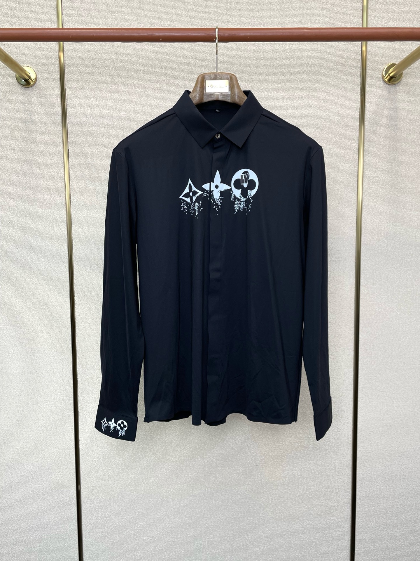 NO:609857,.Louis Vuitton Louis Vuitton exclusively provides new original men's casual long-sleeved shirts. High-end customization. High-end version. Fashionable and versatile imported fabrics. Super soft and delicate feel. Skin-friendly and comfortable to wear. High-end boutique. The upper body is exquisitely made by the factory. A must-have item for men. Three complete standards. Size M-4XL, louis vuitton, louis vuitton, shirts, alexander wang19860909.Louis Vuitton路易威登独家专供新款原单男士休闲长袖衬衫 高端定制 高端版本 时尚百搭爆款进口面料 手感超柔软细腻 穿着亲肤舒适 高端精品 代工厂精细做上身非常赞 男士必备单品 三标齐全 码数M-4XL,,louis vuitton,louis vuitton,shirts,alexander wang,Men's clothing