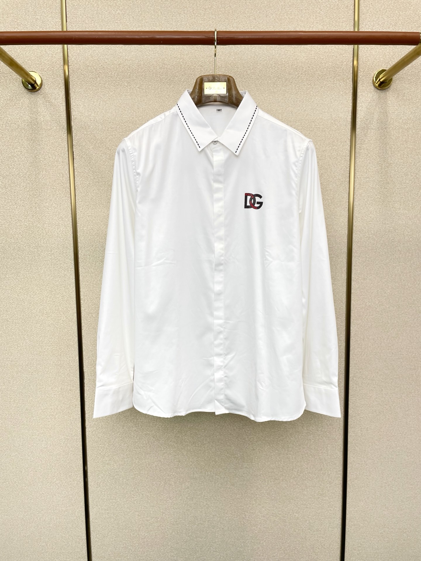 NO:609861,.Dolce&Gabbana exclusively supplies new original men's casual long-sleeved shirts. High-end customization. High-end version. Fashionable and versatile imported fabrics. Super soft and delicate feel. Skin-friendly and comfortable to wear. High-end boutique. The upper body is finely made by the factory. It is a must-have item for men. Three standards are complete. Size M-4XL,,Dolce&Gabbana,Dolce&Gabbana,shirts,alexander wang19860909.Dolce&Gabbana杜嘉班纳独家专供新款原单男士休闲长袖衬衫 高端定制 高端版本 时尚百搭爆款进口面料 手感超柔软细腻 穿着亲肤舒适 高端精品 代工厂精细做上身非常赞 男士必备单品 三标齐全 码数M-4XL,,Dolce&Gabbana,Dolce&Gabbana,shirts,alexander wang,Men's clothing