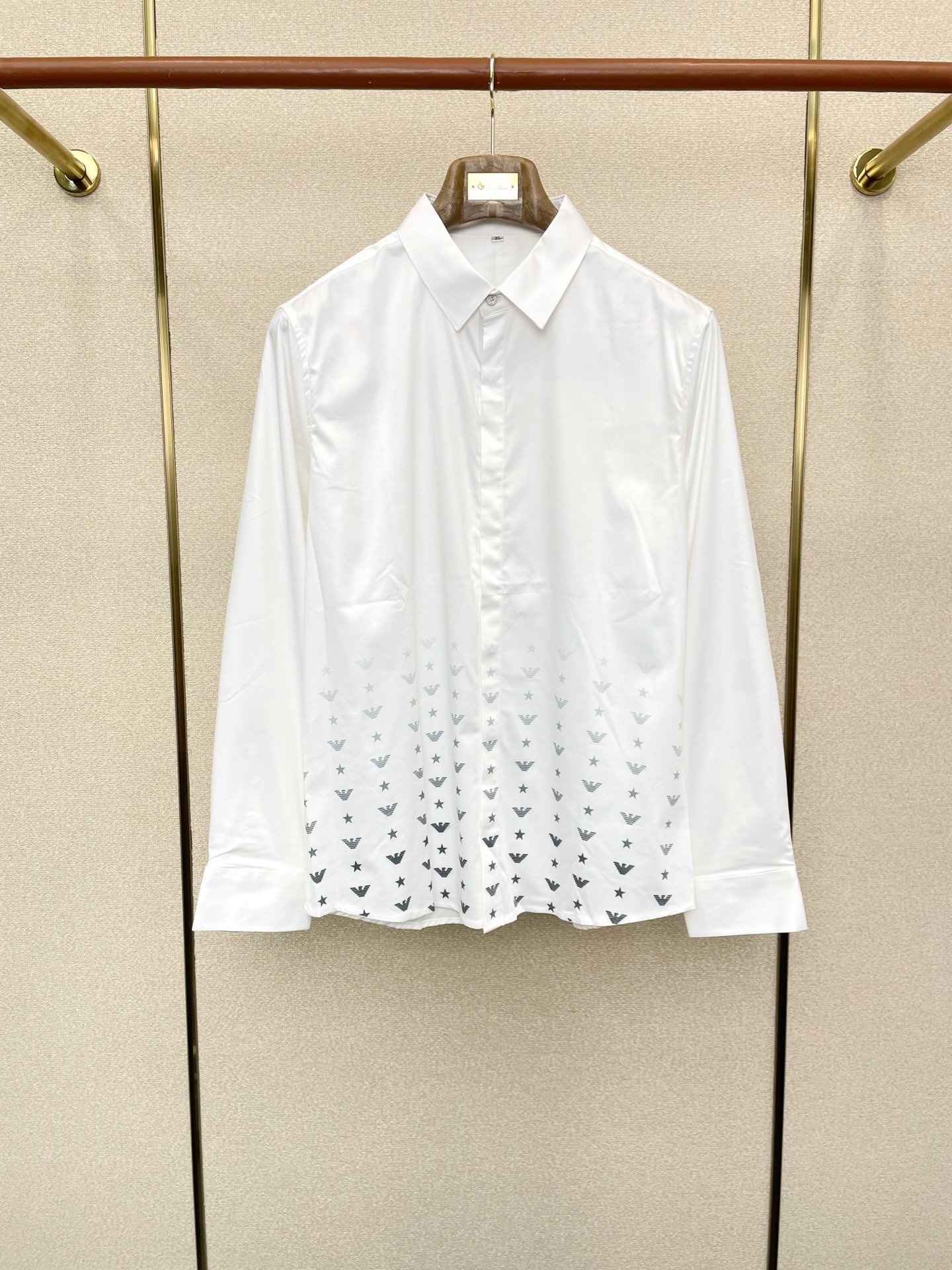 NO:614065,.ARMANI Armani exclusively supplies new original men's casual long-sleeved shirts. High-end customization. High-end version. Fashionable and versatile imported fabrics. Super soft and delicate feel. Skin-friendly and comfortable to wear. High-end boutique. The upper body is finely made by the factory. It is a must-have item for men. Three standards are complete. Size M-4XL,,armani,armani,shirts,alexander wang19860909.ARMANI阿玛尼独家专供新款原单男士休闲长袖衬衫 高端定制 高端版本 时尚百搭爆款进口面料 手感超柔软细腻 穿着亲肤舒适 高端精品 代工厂精细做上身非常赞 男士必备单品 三标齐全 码数M-4XL,,armani,armani,shirts,alexander wang,Men's clothing