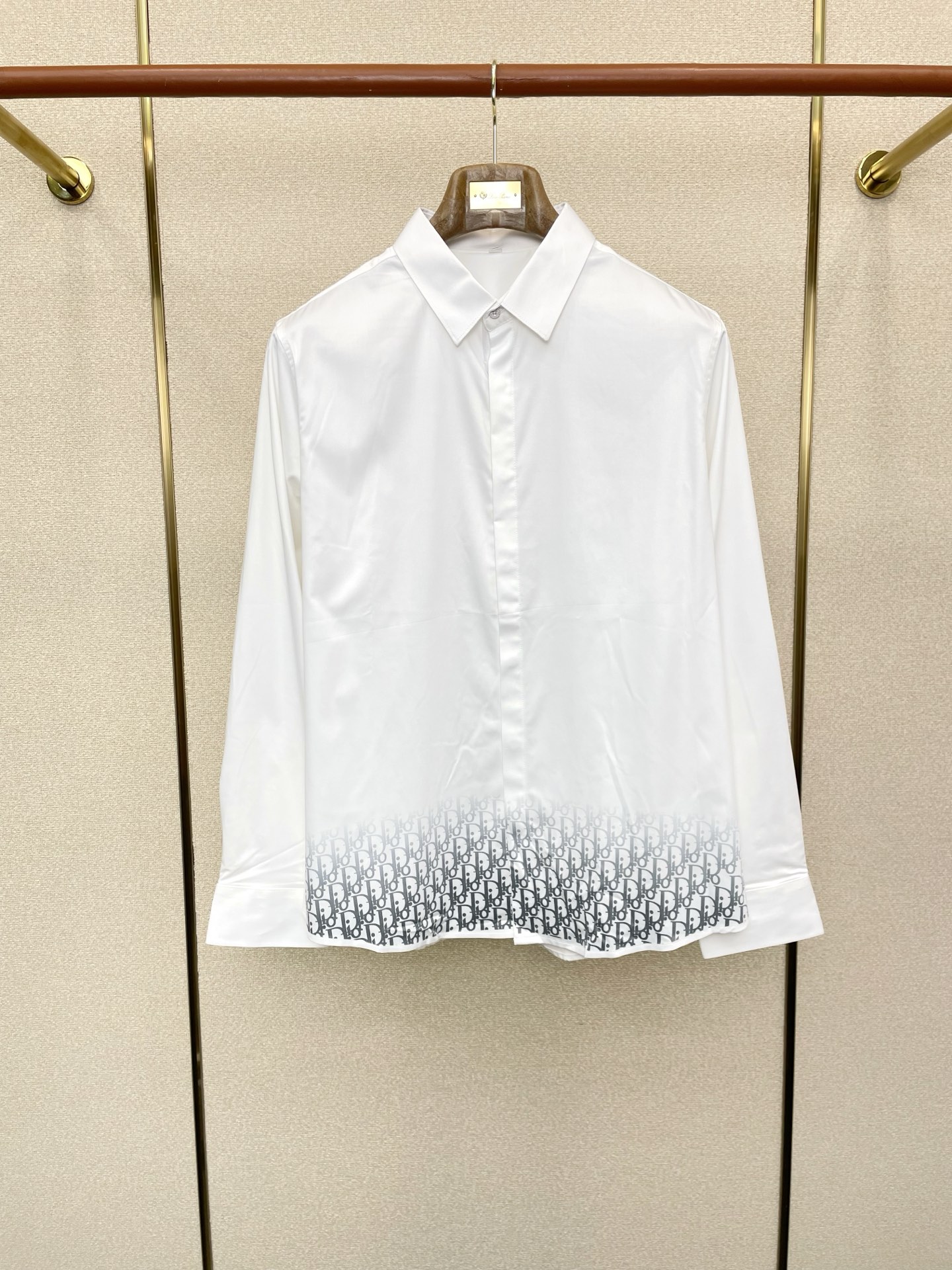 NO:611850,.Dior exclusively supplies new original men's casual long-sleeved shirts. High-end customization. High-end version. Fashionable and versatile imported fabrics. Super soft and delicate feel. Skin-friendly and comfortable to wear. High-end boutique. The upper body is exquisitely made by the factory. A must-have item for men. Three complete standards. Size M-4XL, dior, dior, shirts, alexander wang19860909.Dior迪奥独家专供新款原单男士休闲长袖衬衫 高端定制 高端版本 时尚百搭爆款进口面料 手感超柔软细腻 穿着亲肤舒适 高端精品 代工厂精细做上身非常赞 男士必备单品 三标齐全 码数M-4XL,,dior,dior,shirts,alexander wang,Men's clothing