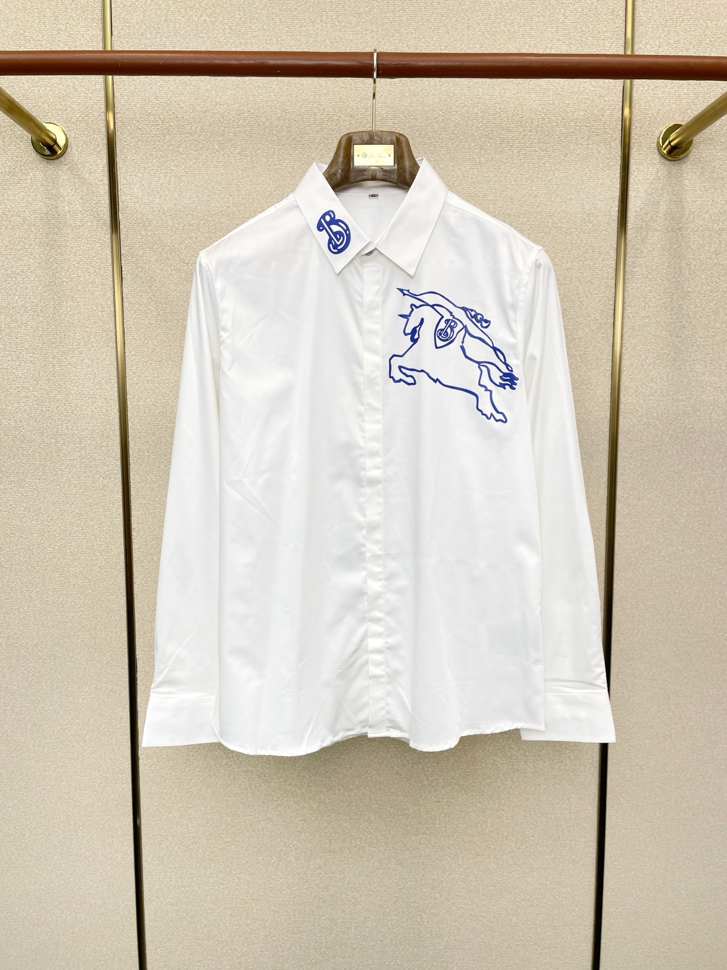 NO:609874,.Burberry exclusively provides new original men's casual long-sleeved shirts. High-end customization. High-end version. Fashionable and versatile imported fabrics. Super soft and delicate feel. Skin-friendly and comfortable to wear. High-end boutique. The upper body is exquisitely made by the factory. A must-have item for men. Three complete standards. Size M-4XL,,burberry,burberry,shirts,alexander wang19860909.Burberry巴宝莉独家专供新款原单男士休闲长袖衬衫 高端定制 高端版本 时尚百搭爆款进口面料 手感超柔软细腻 穿着亲肤舒适 高端精品 代工厂精细做上身非常赞 男士必备单品 三标齐全 码数M-4XL,,burberry,burberry,shirts,alexander wang,Men's clothing