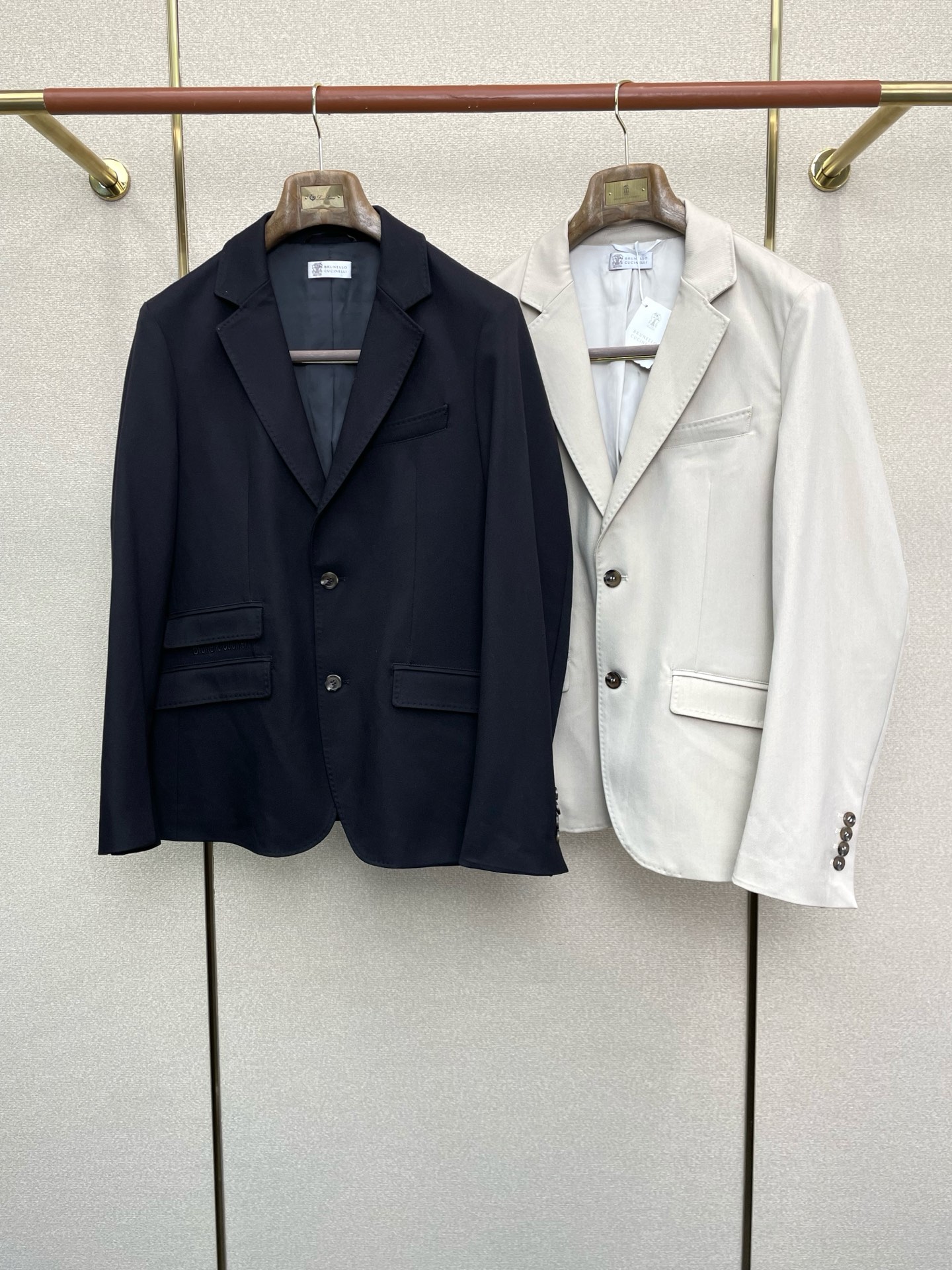 NO:611983,.BC-Brunello Cucineli Brunello Cucineli exclusively supplies new fashionable casual suits. Imported original fabrics, soft and comfortable, comfortable and breathable upper body, unique design style, whether worn alone or matched, it is a versatile item, highlighting the personality of young people, original hardware accessories, extremely high-grade, and the upper body is very handsome!  Size M-3XL, brunello cucinelli, alexander wang19860909.BC-Brunello Cucineli 布鲁内洛·库奇内利独家专供新品时尚休闲西服 进口原版面料,柔软舒适,上身舒适透气,独特设计风格,无论是单穿还是搭配,都是百搭单品,彰显了年轻人的个性,原版五金辅料,档次极高,上身帅气十足！码数M-3XL,,brunello cucinelli,alexander wang,Men's clothing