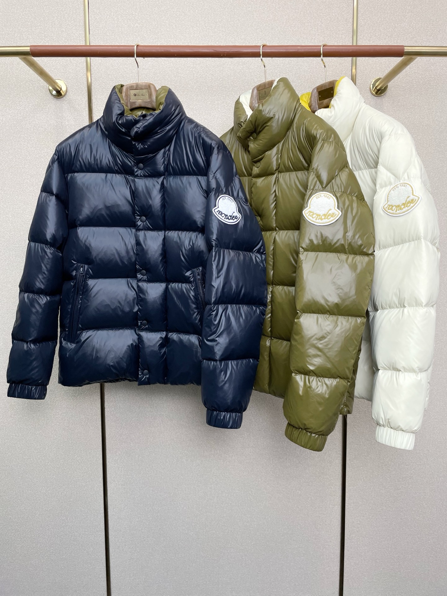 。羽绒服-Moncler蒙口💥独家专供秋冬新款羽绒服 贸易公司渠道稀出，降温天气必备的保暖单品。不论是日