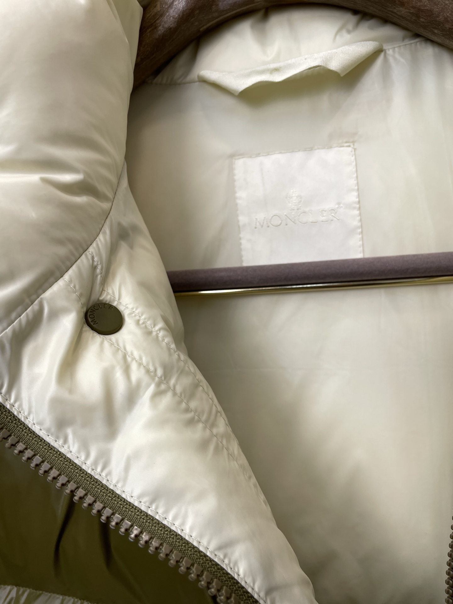 。羽绒服-Moncler蒙口💥独家专供秋冬新款羽绒服 贸易公司渠道稀出，降温天气必备的保暖单品。不论是日