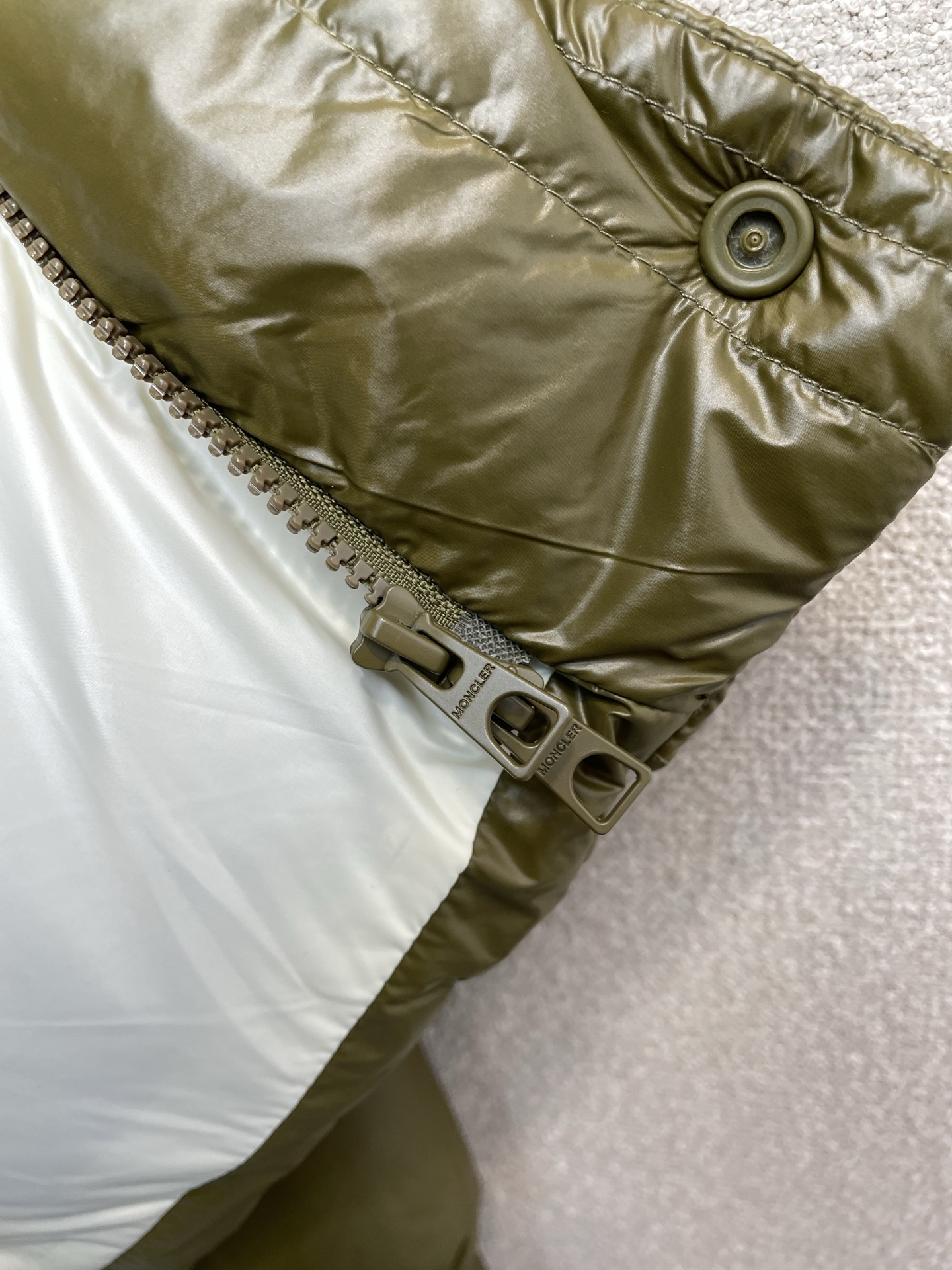 。羽绒服-Moncler蒙口💥独家专供秋冬新款羽绒服 贸易公司渠道稀出，降温天气必备的保暖单品。不论是日