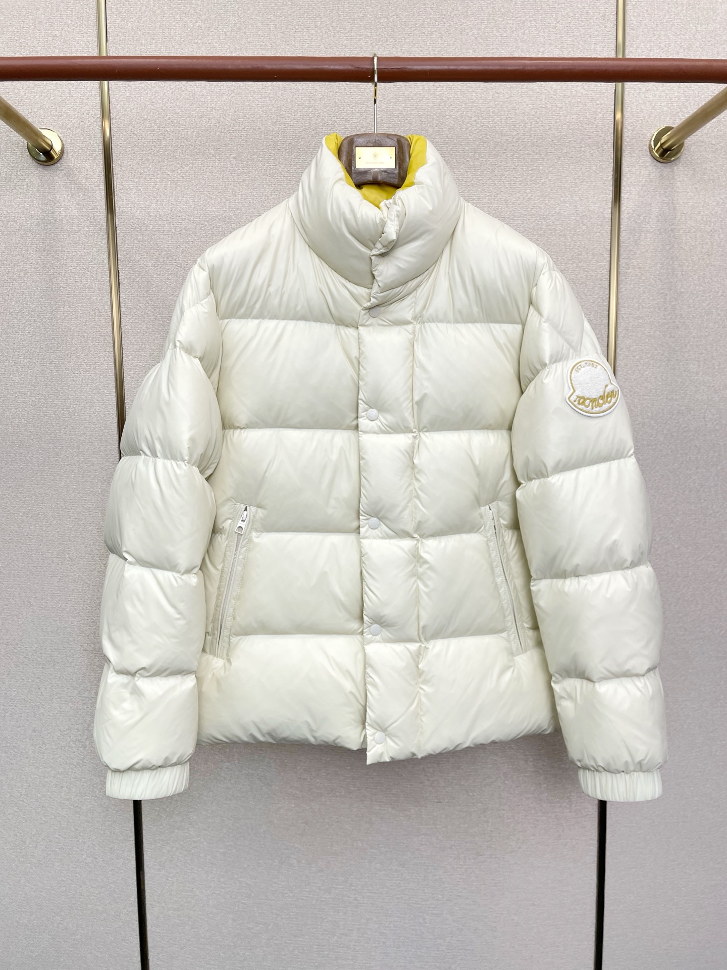 。羽绒服-Moncler蒙口💥独家专供秋冬新款羽绒服 贸易公司渠道稀出，降温天气必备的保暖单品。不论是日