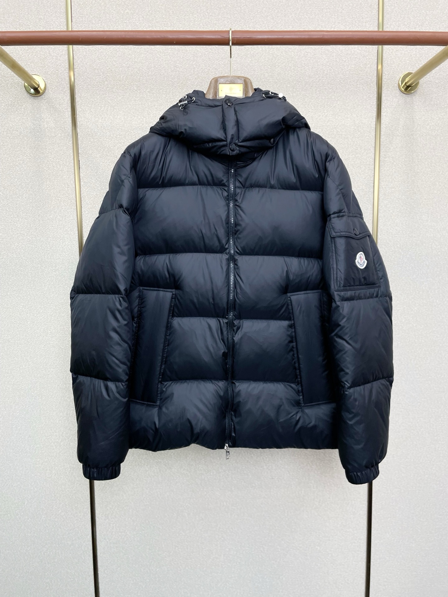 。羽绒服-Moncler蒙口💥独家专供秋冬新款羽绒服 贸易公司渠道稀出，降温天气必备的保暖单品。不论是日