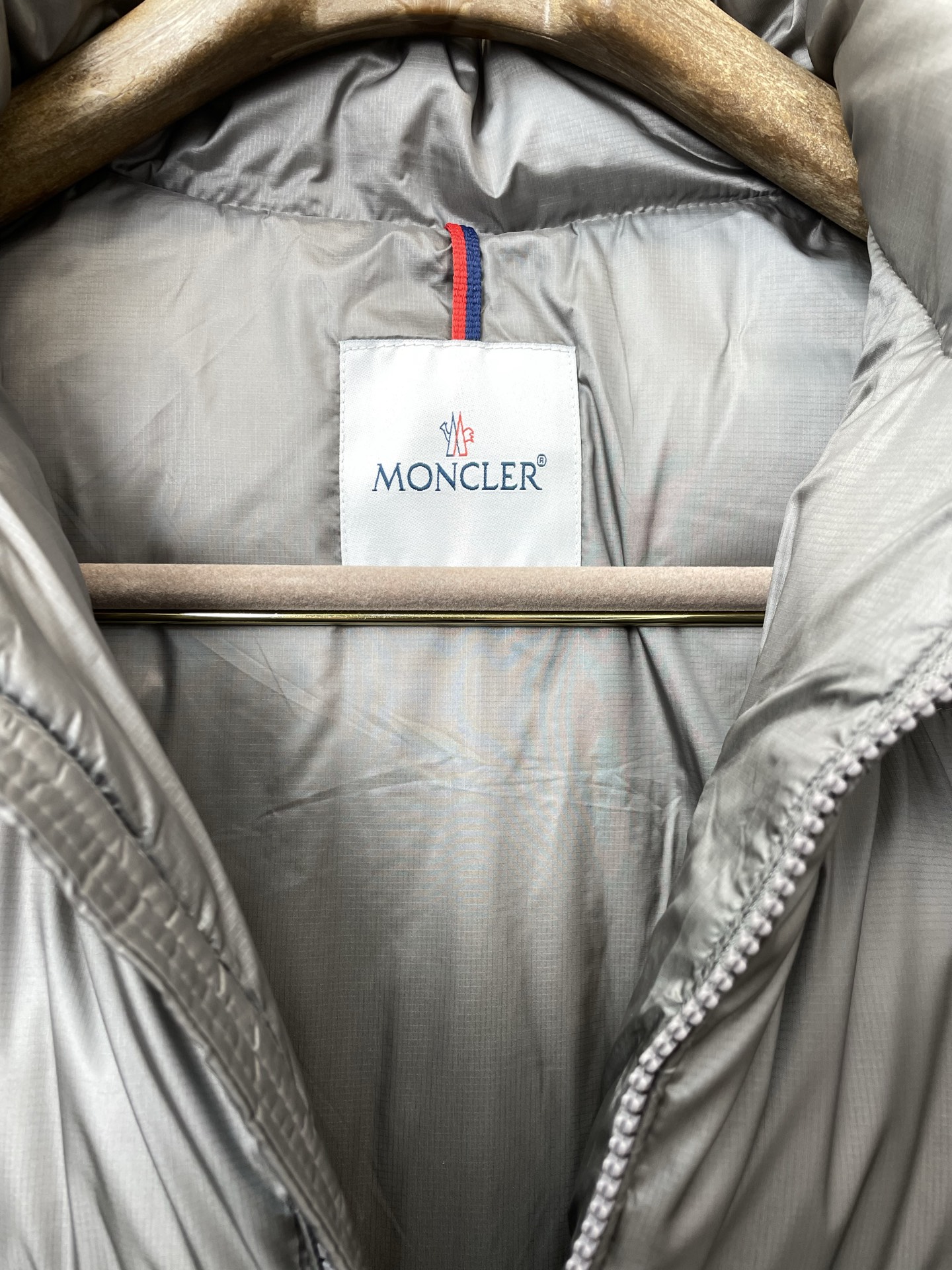 。羽绒服-Moncler蒙口💥独家专供秋冬新款羽绒服 贸易公司渠道稀出，降温天气必备的保暖单品。不论是日