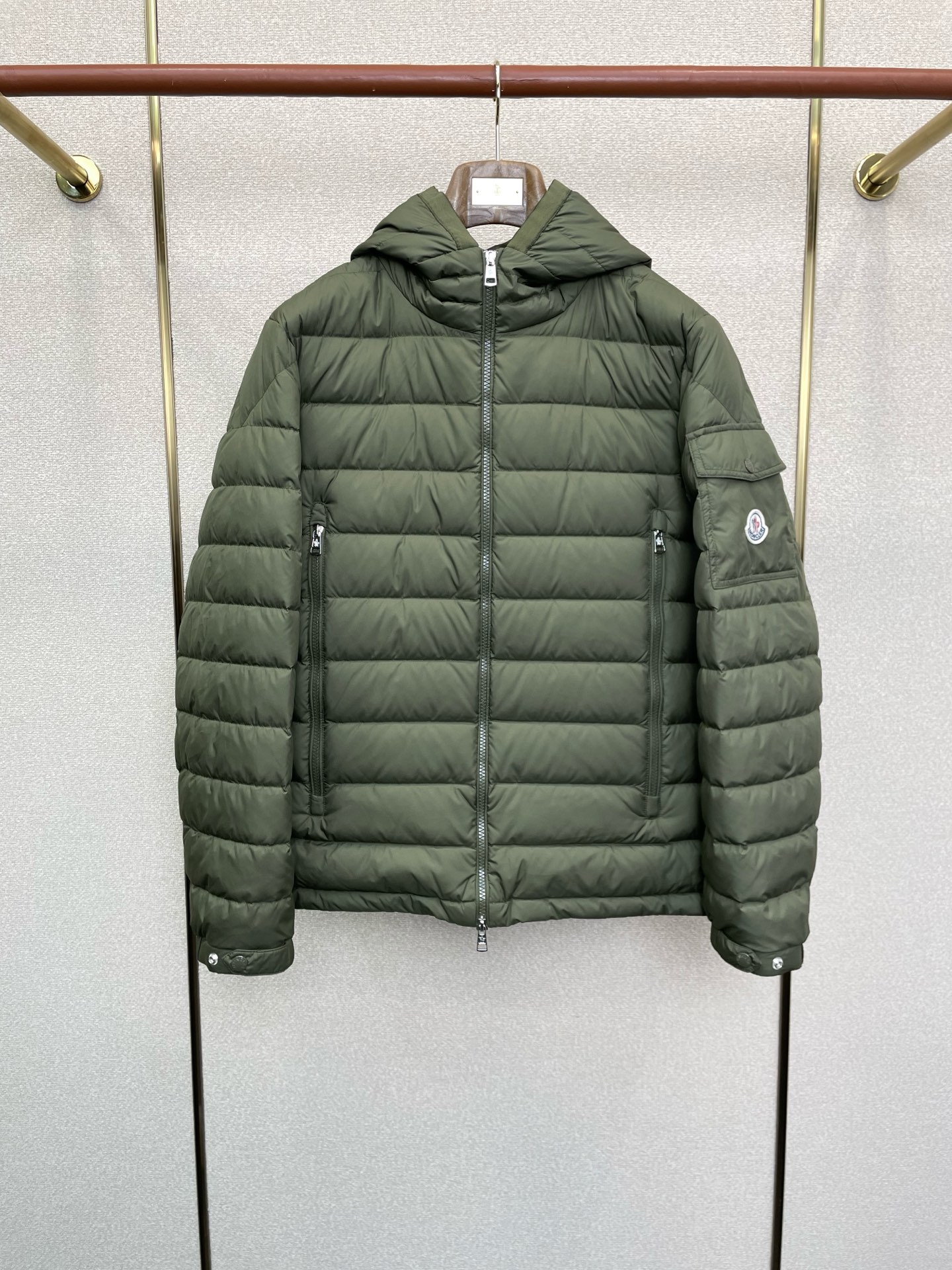 NO:611851,. Down jacket - Moncler exclusively supplies new autumn and winter down jackets. Trading company channels are rare. It is a must-have warm item for cooling weather. It can be worn for daily or outdoor sports. It is wear-resistant, scratch-resistant and easy to care for. It is equipped with high-quality down filling inside. It is paired with large square quilting technology to create a fluffy and full overall effect. It also has a strong thermal insulation and temperature locking effect, so that you are not afraid of the cold outdoor weather in autumn and winter!  Size M-3XL,,Moncler,down jacket,alexander wang19860909.羽绒服-Moncler蒙口独家专供秋冬新款羽绒服 贸易公司渠道稀出,降温天气必备的保暖单品.不论是日常还是户外运动都能穿.耐磨防刮易打理,内里配置优质绒毛埴充,在搭配大方格绗缝工艺,打造蓬松饱满的整体效果,兼顾强悍的保暖锁温效果,让你无惧秋冬季寒冷的户外天气! 尺码M-3XL,,Moncler,down jacket,alexander wang,Men's clothing