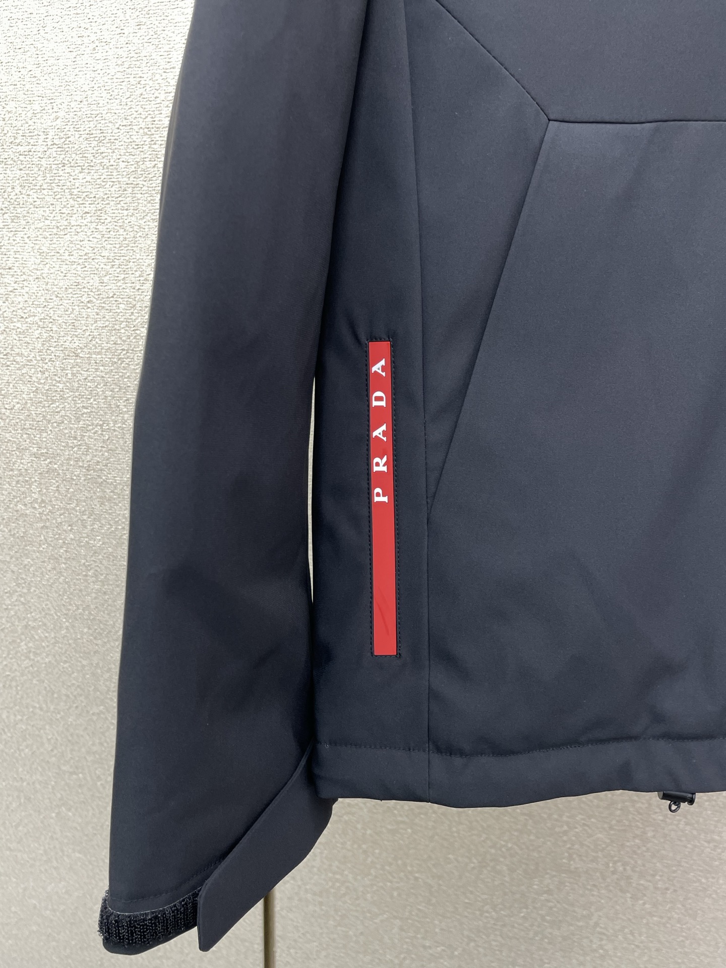 。羽绒服- Prada普拉达💥独家专供秋冬新款羽绒服 贸易公司渠道稀出，降温天气必备的保暖单品。不论是日