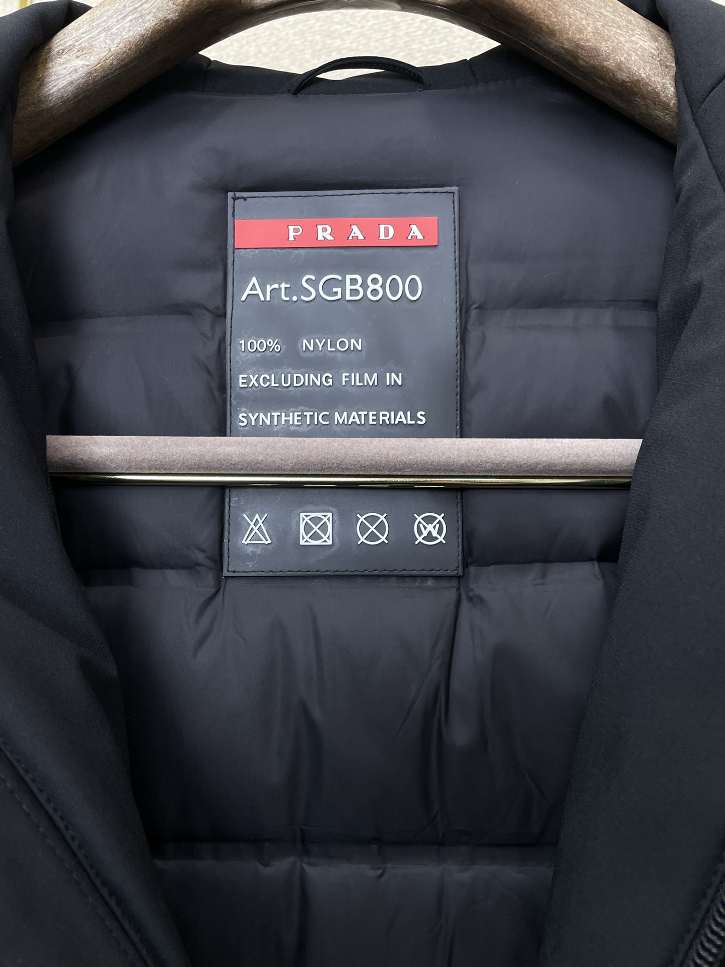 。羽绒服- Prada普拉达💥独家专供秋冬新款羽绒服 贸易公司渠道稀出，降温天气必备的保暖单品。不论是日