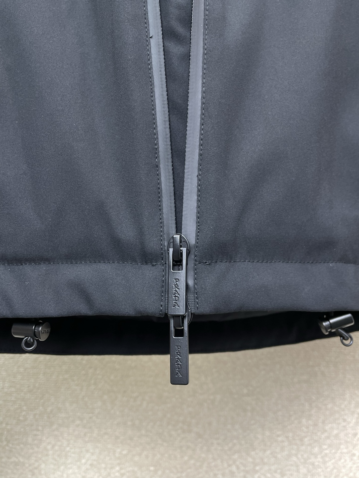 。羽绒服- Prada普拉达💥独家专供秋冬新款羽绒服 贸易公司渠道稀出，降温天气必备的保暖单品。不论是日