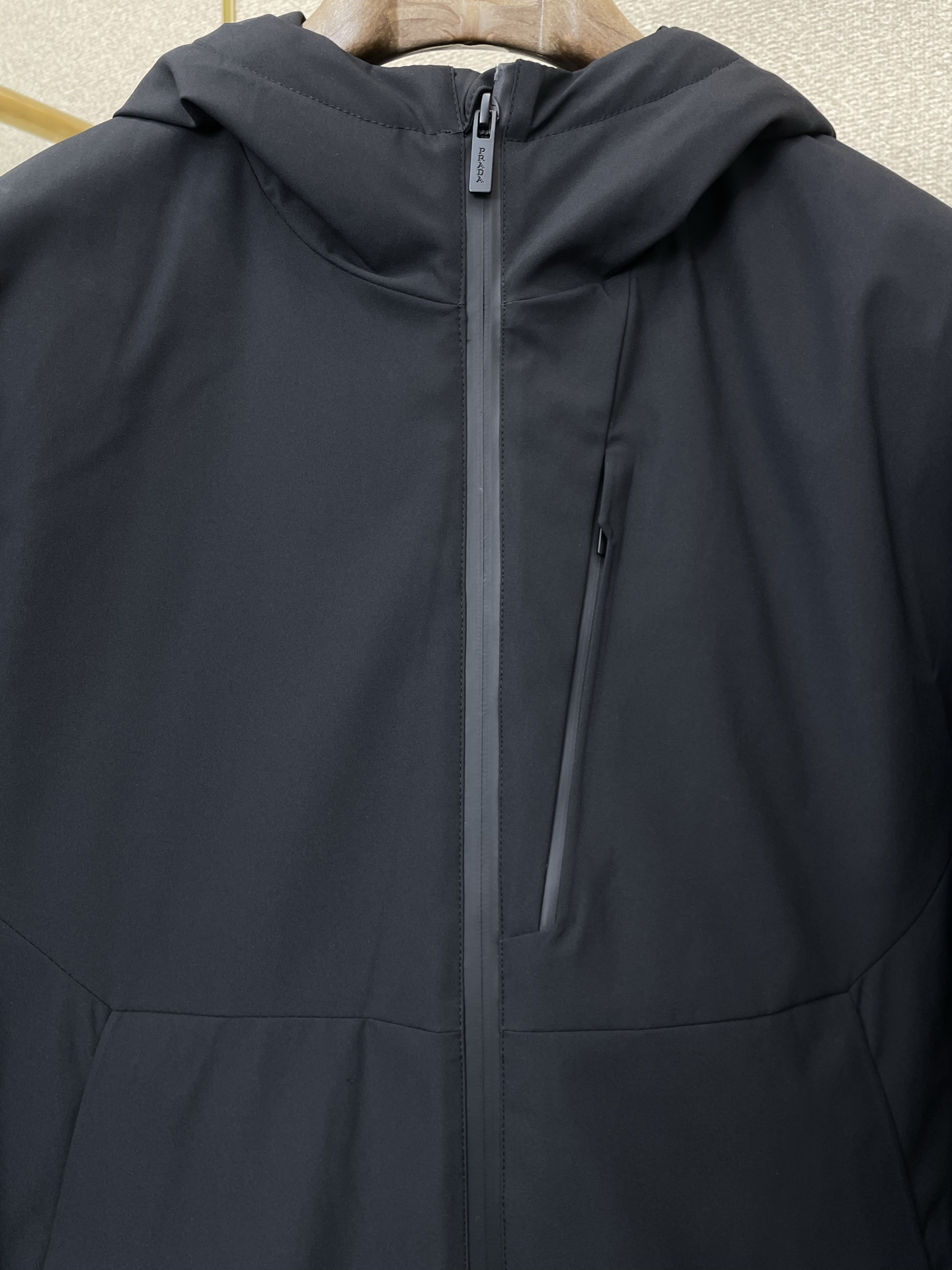 。羽绒服- Prada普拉达💥独家专供秋冬新款羽绒服 贸易公司渠道稀出，降温天气必备的保暖单品。不论是日