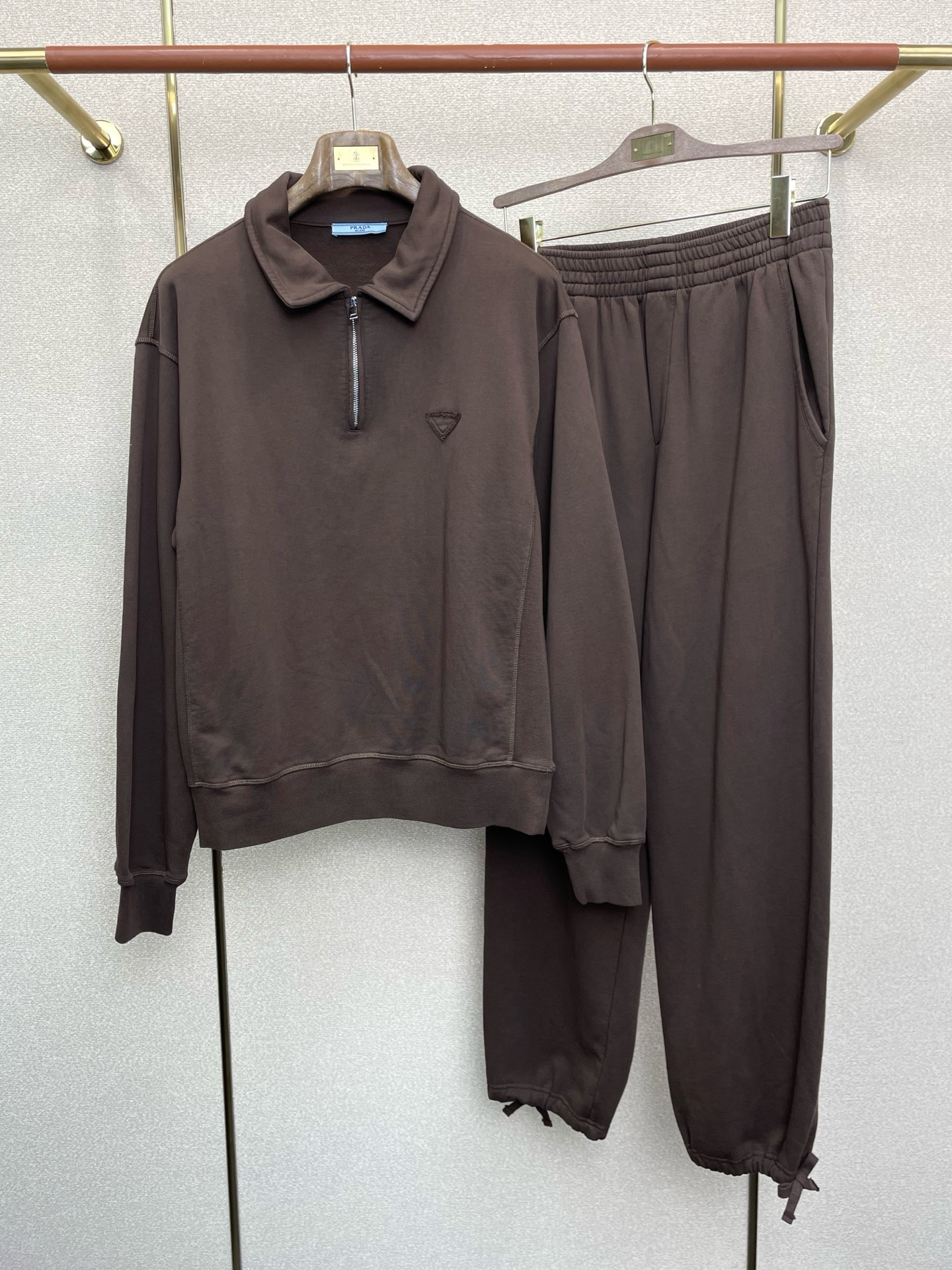 NO:611905,/Set. Prada exclusively offers the same set in new counters, breathable, comfortable and casual!  Full of high-end feel!  The details are exquisite and high-end, and the workmanship is impeccable!  The original high-end fabric is very high-end!  The fabric is stiff, wrinkle-resistant and wear-resistant, warm and stylish. Size S-2XL, prada, prada, alexander wang19860909/套.Prada普拉达独家专供新款专柜同款套装,透气舒适休闲！高级感满满！细节精致高档,做工无可挑剔！原版高端面料很显高级！面料挺括抗皱耐磨,保暖利落有型.码数S-2XL,,prada,prada,alexander wang,Men's clothing