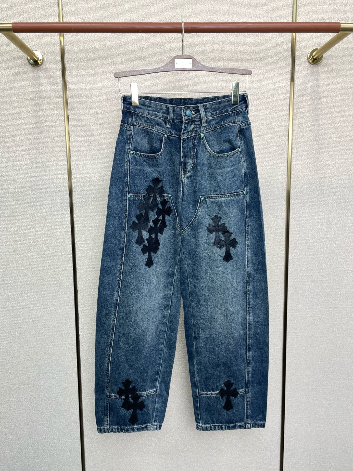 NO:611845,.Chrome hearts Chrome hearts are exclusive to high-end versions of new jeans and wide-leg jeans!  Custom-made fabrics at the counter are highly breathable and comfortable, with impeccable details and brand element design concepts, reflecting high quality. It feels delicate and soft!  It presents a casual cut and the upper body shape is awesome!  Code number 28-36,,chrome hearts,chrome hearts,jeans,alexander wang19860909.Chrome hearts克罗心独家专供新款牛仔裤阔腿牛仔裤高端版本！专柜定制面料 透气舒适度高,细节无可挑剔,品牌元素设计理念,体现高品质.手感细腻柔软！呈现休闲裁剪,上身版型超赞！码数28-36,,chrome hearts,chrome hearts,jeans,alexander wang,Men's clothing