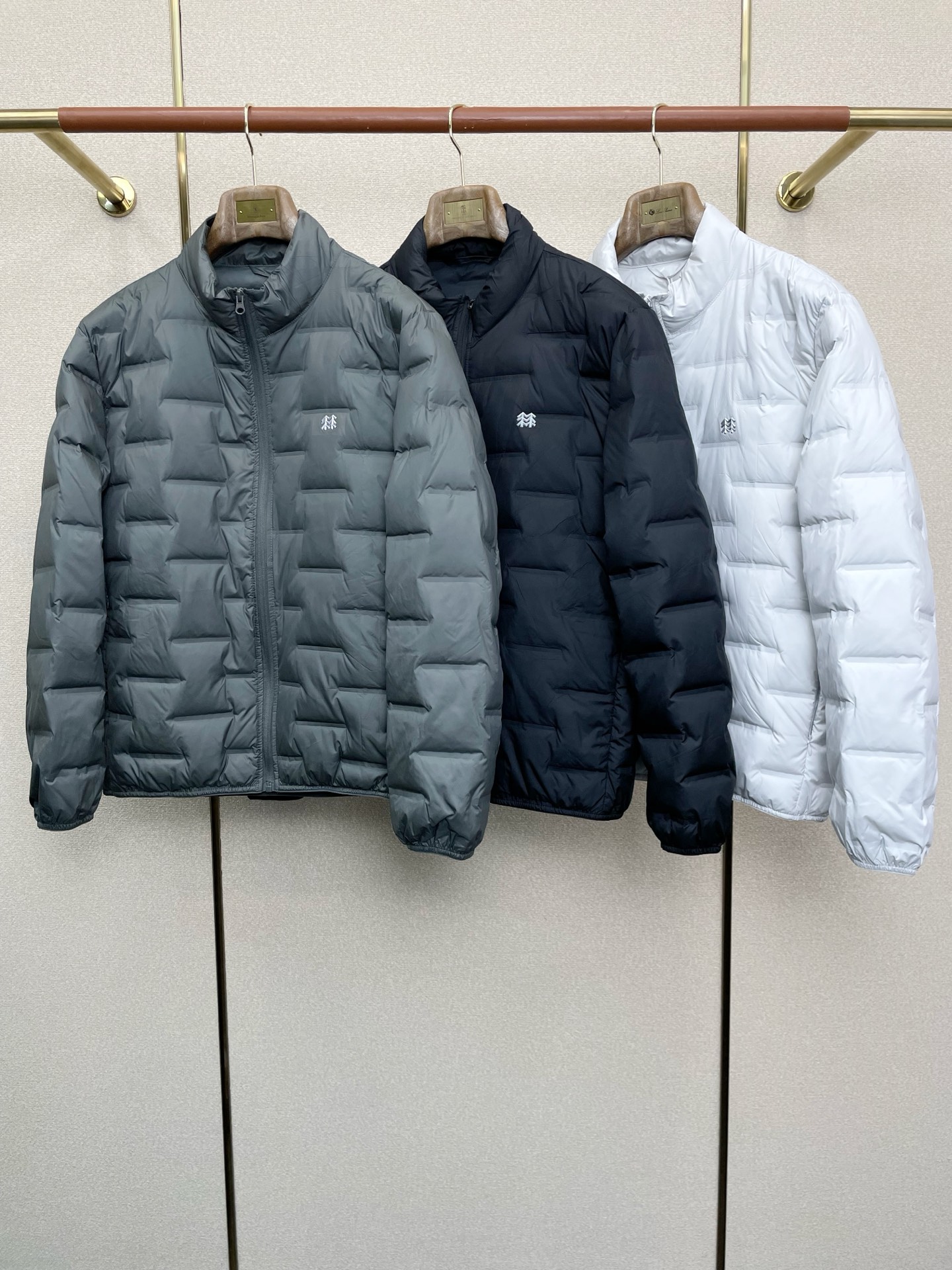 NO:611981,.Down jacket-KOLON  SPORT Kolon exclusively supplies the new classic stand-collar down jacket for autumn and winter. The trading company has few channels. It is a must-have warm item for cooling weather. It can be worn for daily life or outdoor sports. The fabric of the down jacket is smooth and shiny, and is wear-resistant.  It is scratch-resistant and easy to care for. It is filled with European standard high-quality goose down inside and is matched with large square quilting technology to create a fluffy and full overall effect. It has good resilience and has a strong thermal insulation and temperature locking effect, so that you are not afraid of the cold outdoor weather in autumn and winter!  Size M-3XL,,down jacket,alexander wang19860909.羽绒服-KOLON SPORT可隆独家专供秋冬新款经典立领羽绒服,贸易公司渠道稀出,降温天气必备的保暖单品,不论是日常还是户外运动都能穿.该羽绒服面料质感光滑亮泽,耐磨防刮易打理,内里配置欧标优质鹅绒埴充,在搭配大方格绗缝工艺,打造蓬松饱满的整体效果,回弹性好,兼顾强悍的保暖锁温效果,让你无惧秋冬季寒冷的户外天气! 尺码M-3XL,,down jacket,alexander wang,Men's clothing