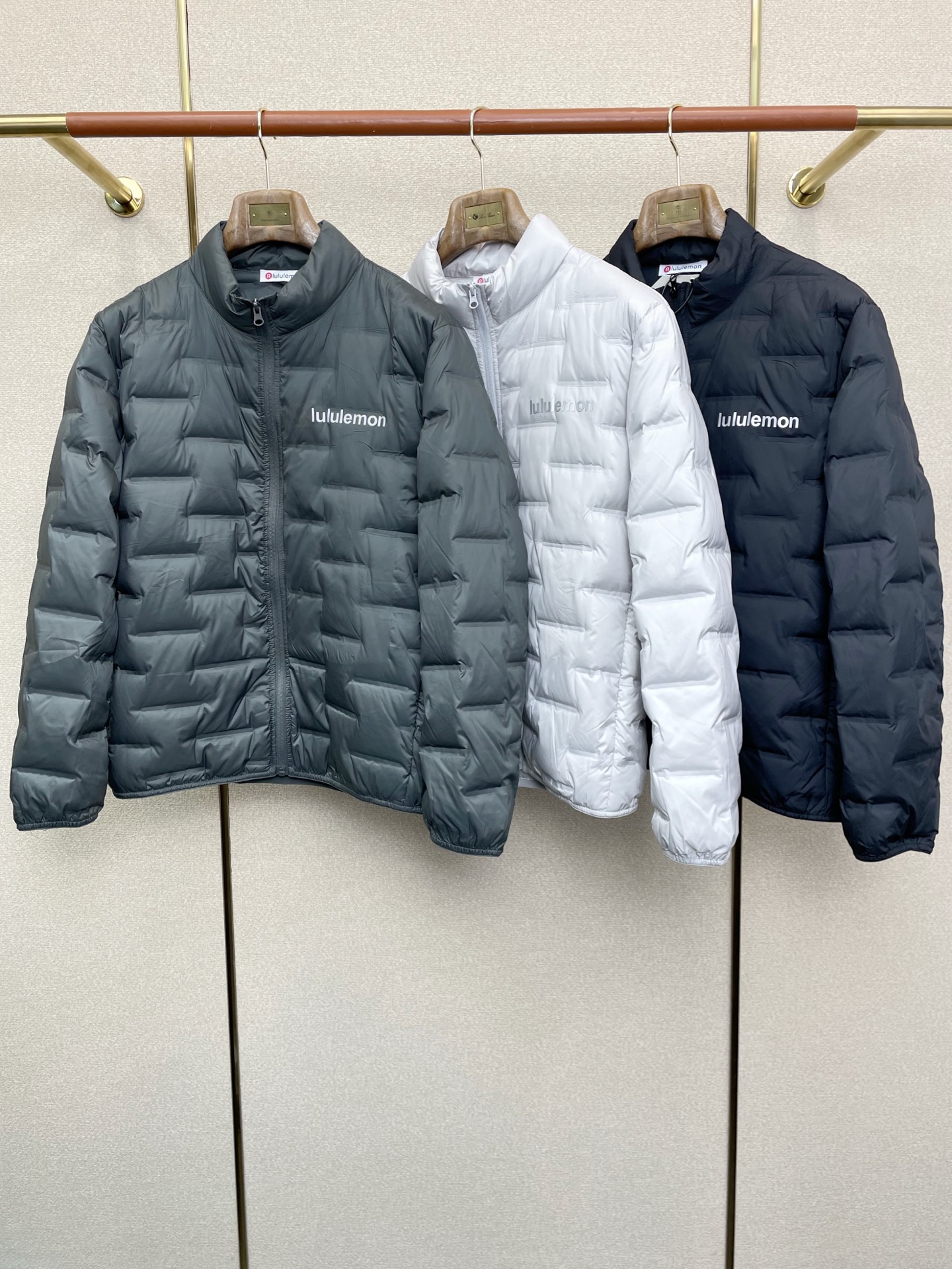 NO:611948,. Down jacket - Lululemon exclusively supplies new classic stand-collar down jackets for autumn and winter. The trading company has few channels. It is a must-have warm item for cooling weather. It can be worn for daily life or outdoor sports. The fabric of this down jacket is light-sensitive.  Smooth and shiny, wear-resistant, scratch-resistant and easy to care for, the interior is filled with European standard high-quality goose down, and is matched with large square quilting technology to create a fluffy and plump overall effect. It has good resilience and has a strong warmth and temperature locking effect, so you are not afraid of the cold outdoor weather in autumn and winter!  Size M-3XL,,down jacket,alexander wang19860909.羽绒服-Lululemon露露乐蒙独家专供秋冬新款经典立领羽绒服,贸易公司渠道稀出,降温天气必备的保暖单品,不论是日常还是户外运动都能穿.该羽绒服面料质感光滑亮泽,耐磨防刮易打理,内里配置欧标优质鹅绒埴充,在搭配大方格绗缝工艺,打造蓬松饱满的整体效果,回弹性好,兼顾强悍的保暖锁温效果,让你无惧秋冬季寒冷的户外天气! 尺码M-3XL,,down jacket,alexander wang,Men's clothing