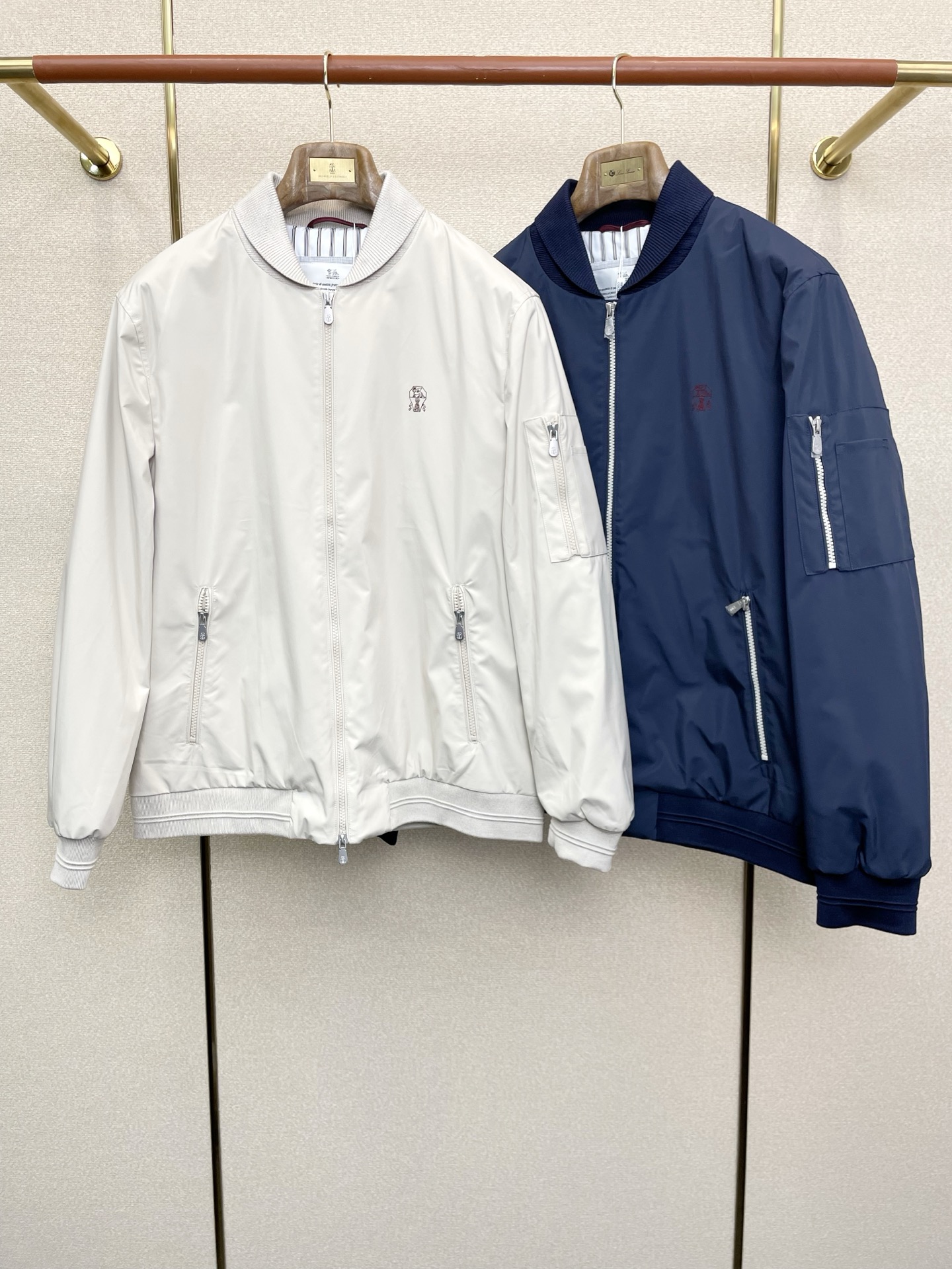 NO:611972,.BC-Brunello Cucineli Brunello Cucineli exclusively provides the latest fashionable autumn and winter cotton jackets. Jackets with classic design and great appearance. The quality is impeccable and quality control can be purchased directly. It is a high-end product that cannot be faulted! You can feel its powerful aura through the detailed pictures. It has a remarkable effect of gathering heat and keeping warm, so you don’t have to worry about getting a little chilly! Both fashionable and functional, the whole style looks more luxurious! Size M-3XL,,brunello cucinelli,jackets & coats,jackets & coats,alexander wang19860909.BC-Brunello Cucineli 布鲁内洛·库奇内利独家专供最新时尚秋冬棉服夹克.经典设计感与颜值爆棚的外套,品质更是无法挑剔品控可以直接入手,不容过错的高端臻品！通过细节图片便可感受到它强悍的气场,聚温保暖效果显著,完全不用担心会有一点寒意！时尚与功能性兼备,整款显得更加的奢华大气！ 尺码M-3XL,,brunello cucinelli,jackets & coats,jackets & coats,alexander wang,Men's clothing