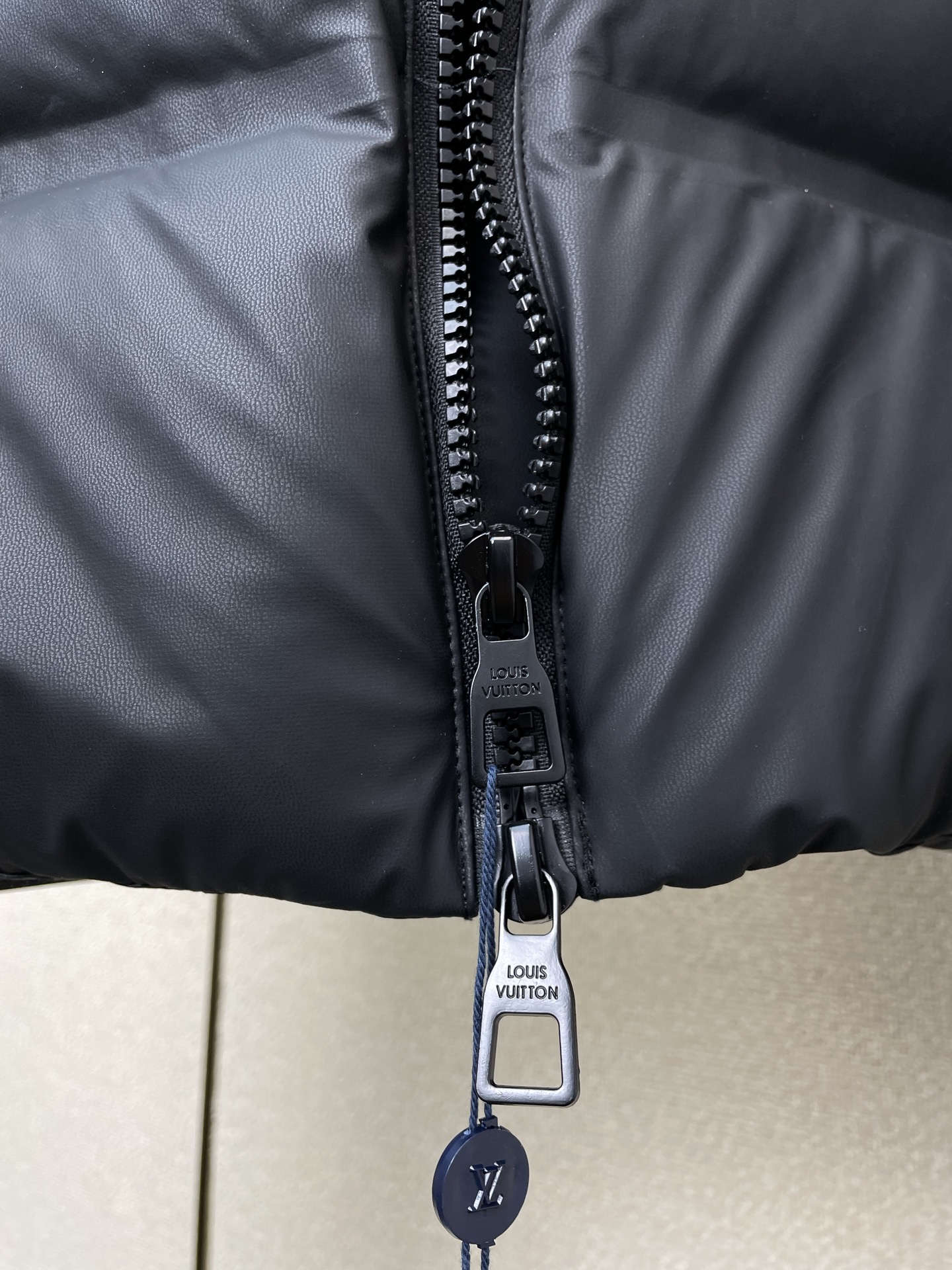 。羽绒服-Louis Vuitton路易威登💥砸锅卖铁都要上的新款！新款经典高领连帽羽绒服，贸易公司渠道