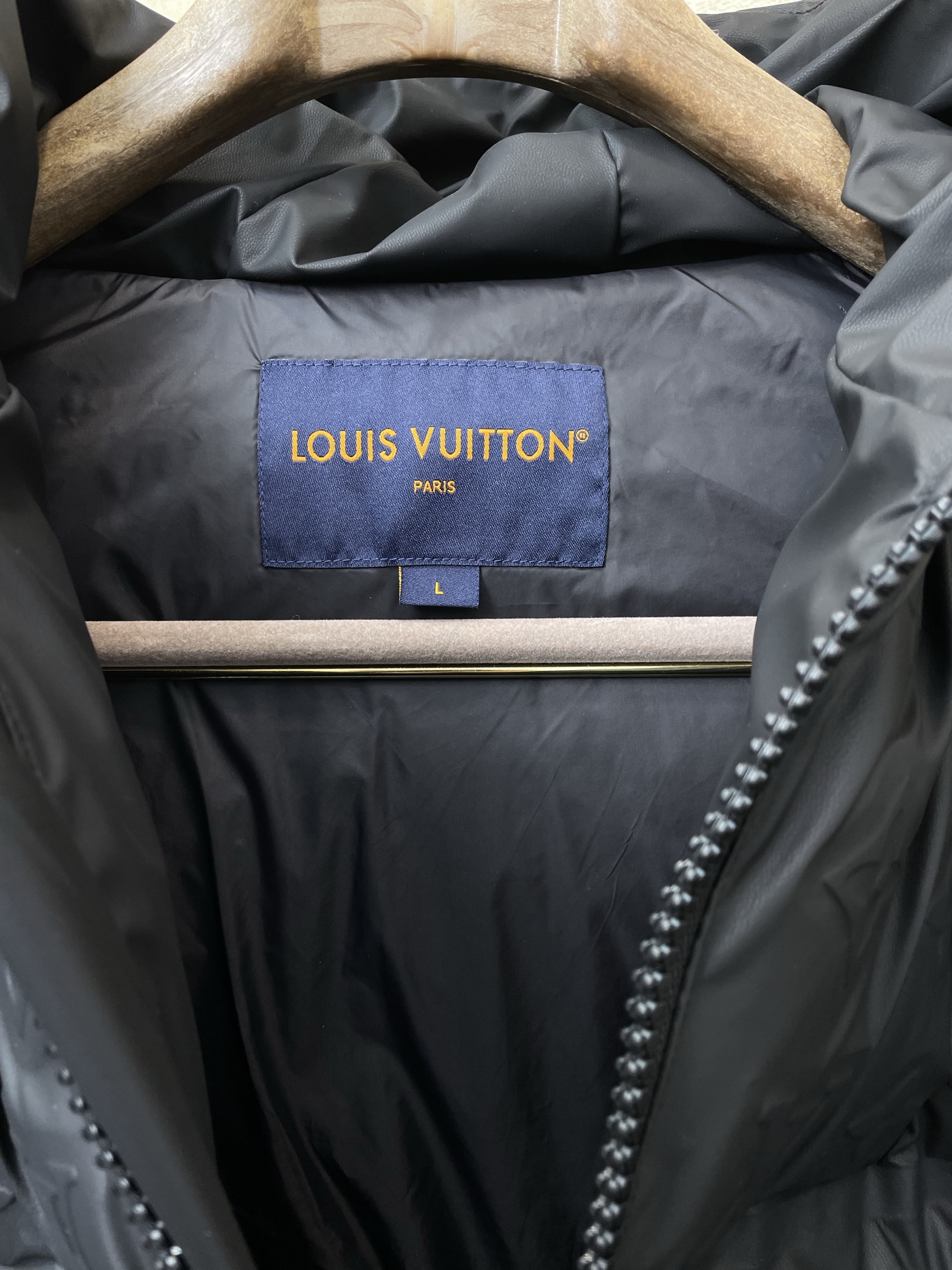 。羽绒服-Louis Vuitton路易威登💥砸锅卖铁都要上的新款！新款经典高领连帽羽绒服，贸易公司渠道
