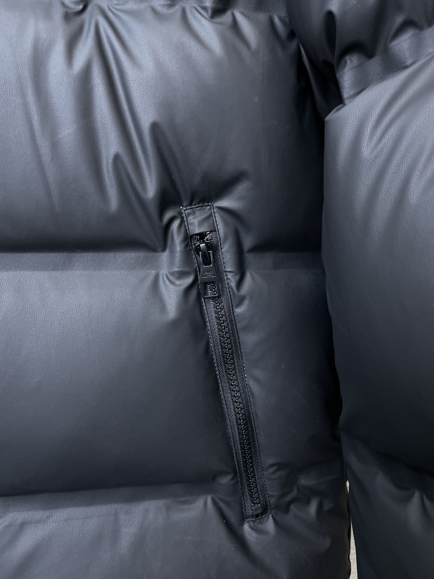 。羽绒服-Louis Vuitton路易威登💥砸锅卖铁都要上的新款！新款经典高领连帽羽绒服，贸易公司渠道