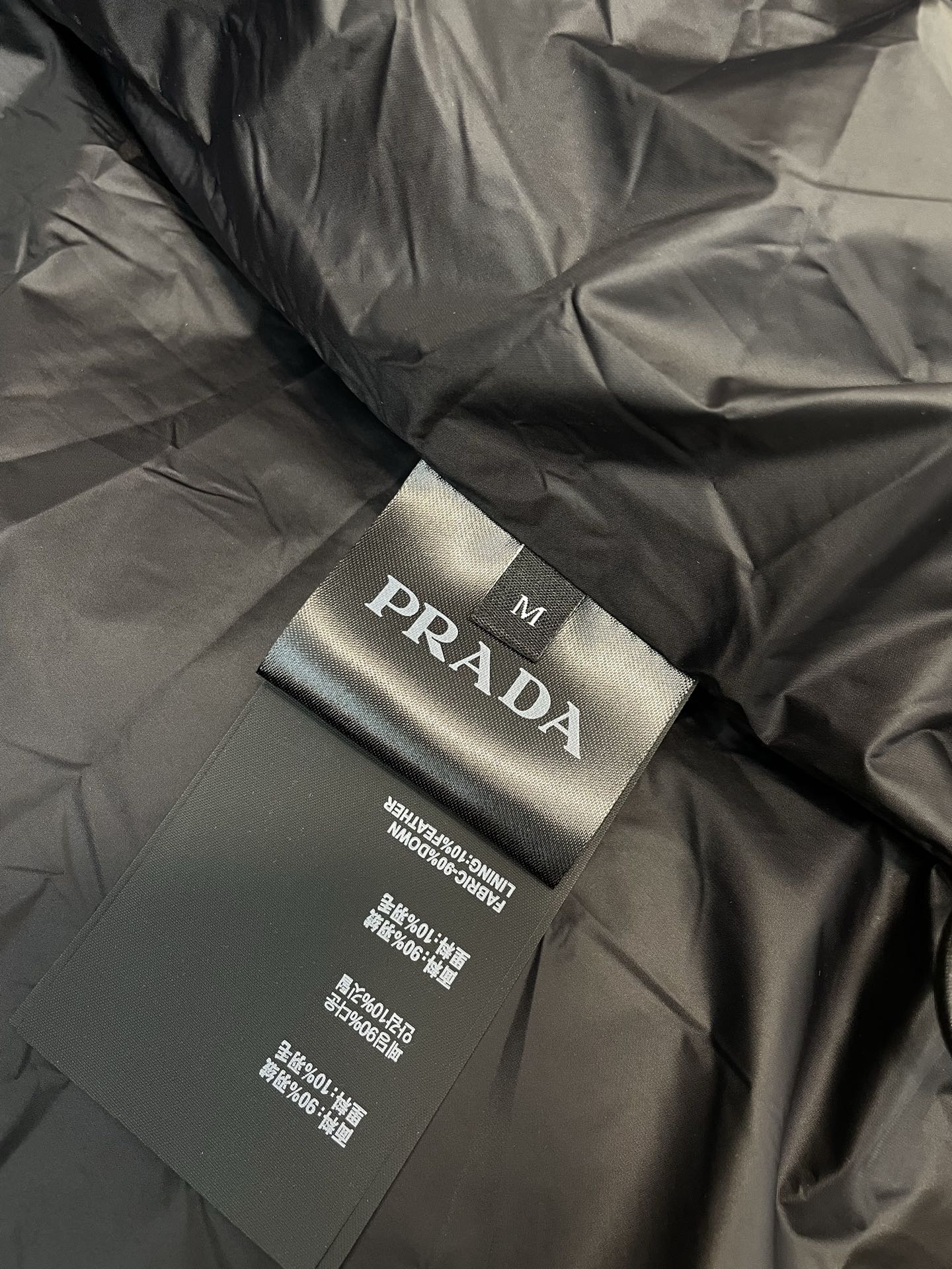 。羽绒服- Prada普拉达💥砸锅卖铁都要上的新款！新款经典高领羽绒服，贸易公司渠道稀出，降温天气必备的