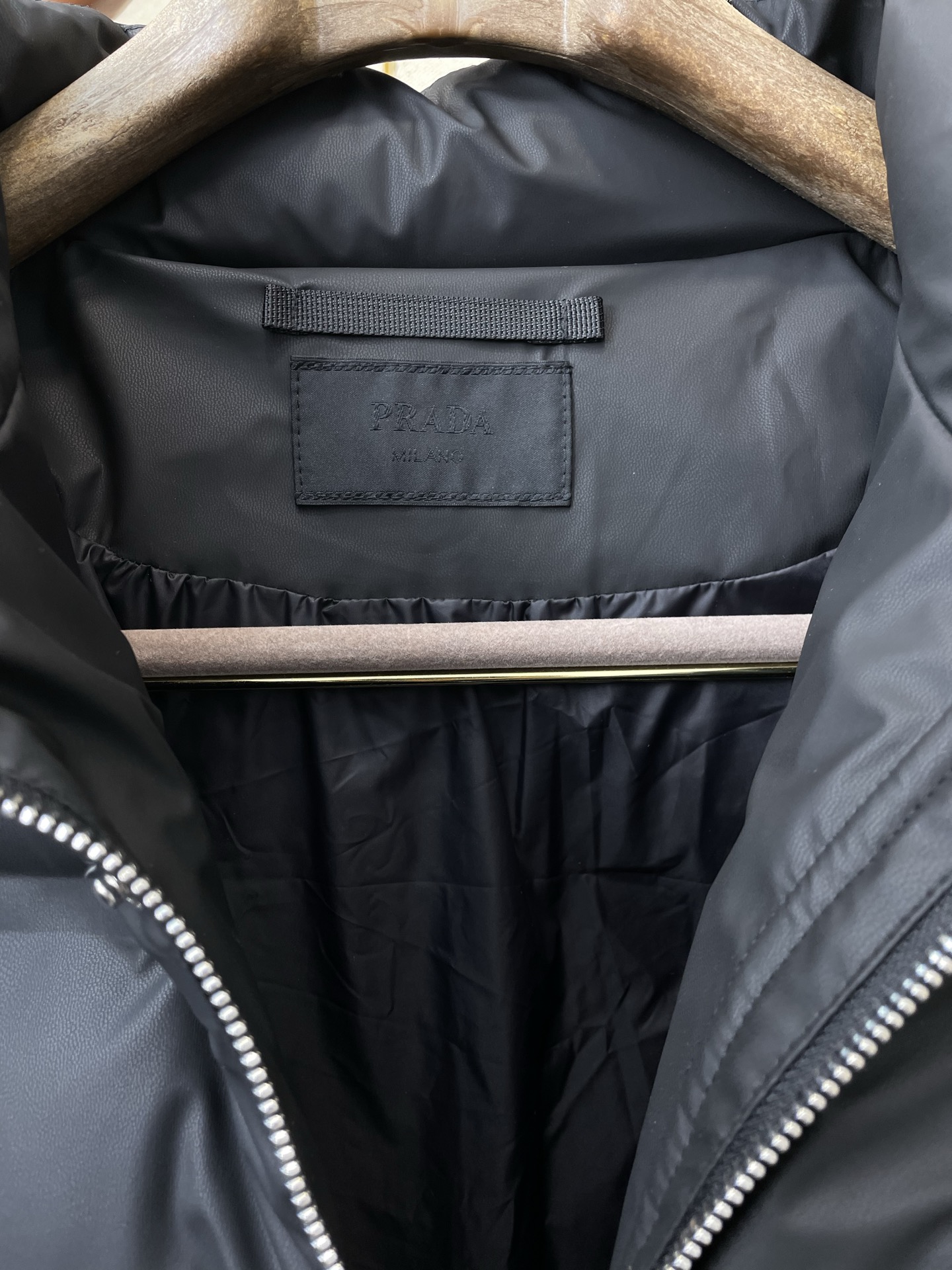 。羽绒服- Prada普拉达💥砸锅卖铁都要上的新款！新款经典高领羽绒服，贸易公司渠道稀出，降温天气必备的