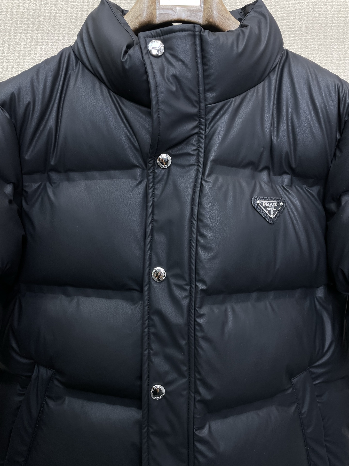 。羽绒服- Prada普拉达💥砸锅卖铁都要上的新款！新款经典高领羽绒服，贸易公司渠道稀出，降温天气必备的