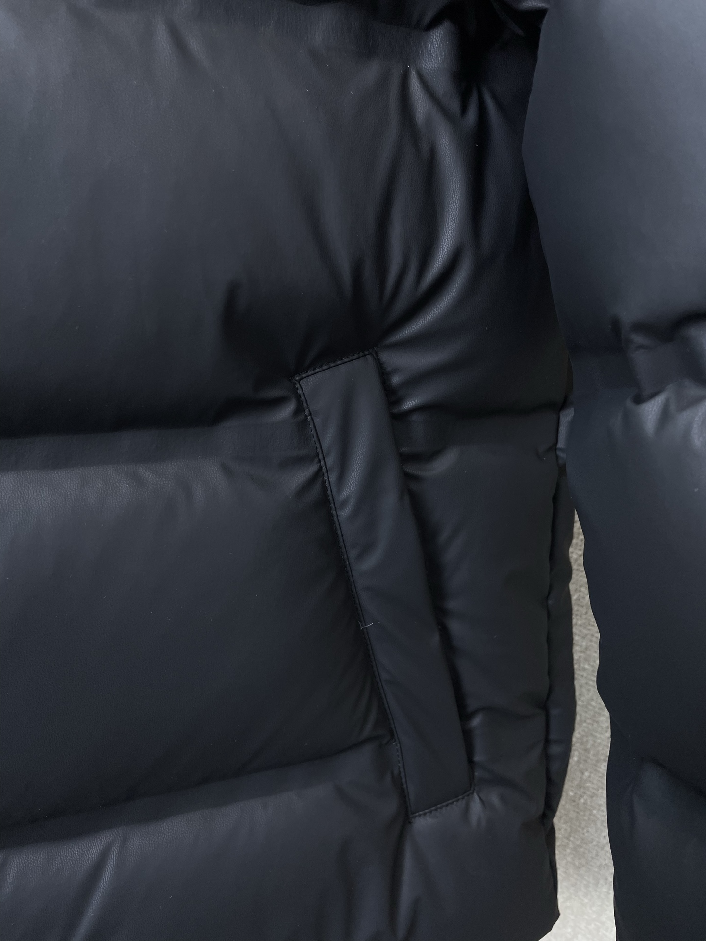 。羽绒服- Prada普拉达💥砸锅卖铁都要上的新款！新款经典高领羽绒服，贸易公司渠道稀出，降温天气必备的