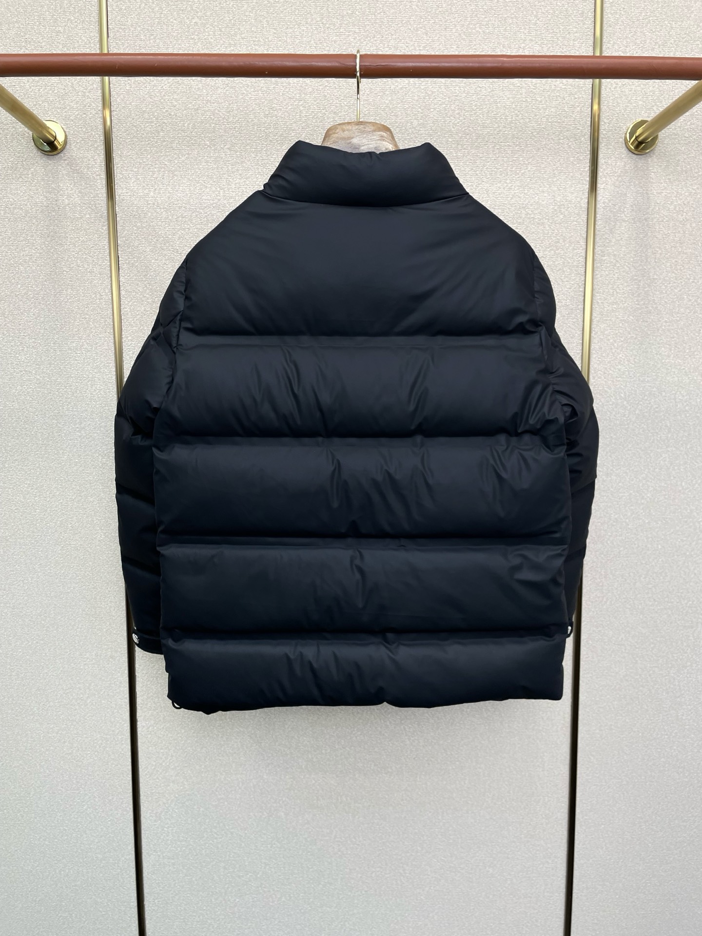 。羽绒服- Prada普拉达💥砸锅卖铁都要上的新款！新款经典高领羽绒服，贸易公司渠道稀出，降温天气必备的