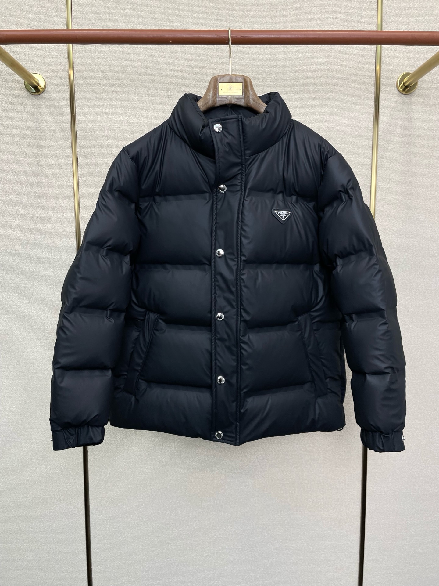 。羽绒服- Prada普拉达💥砸锅卖铁都要上的新款！新款经典高领羽绒服，贸易公司渠道稀出，降温天气必备的