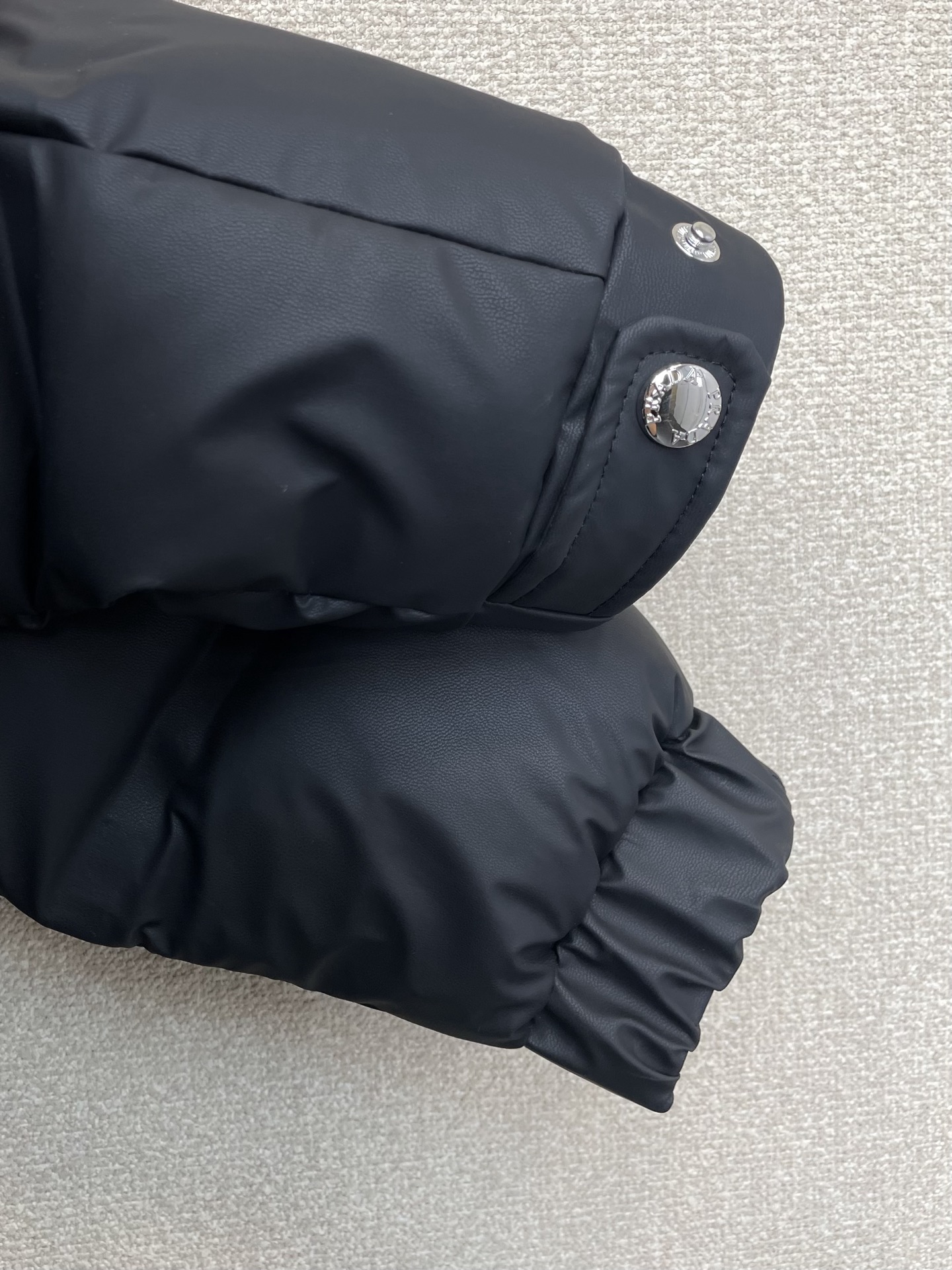 。羽绒服- Prada普拉达💥砸锅卖铁都要上的新款！新款经典高领羽绒服，贸易公司渠道稀出，降温天气必备的