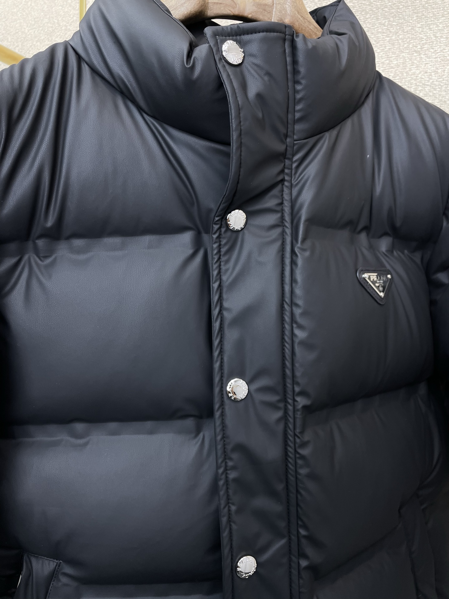 。羽绒服- Prada普拉达💥砸锅卖铁都要上的新款！新款经典高领羽绒服，贸易公司渠道稀出，降温天气必备的