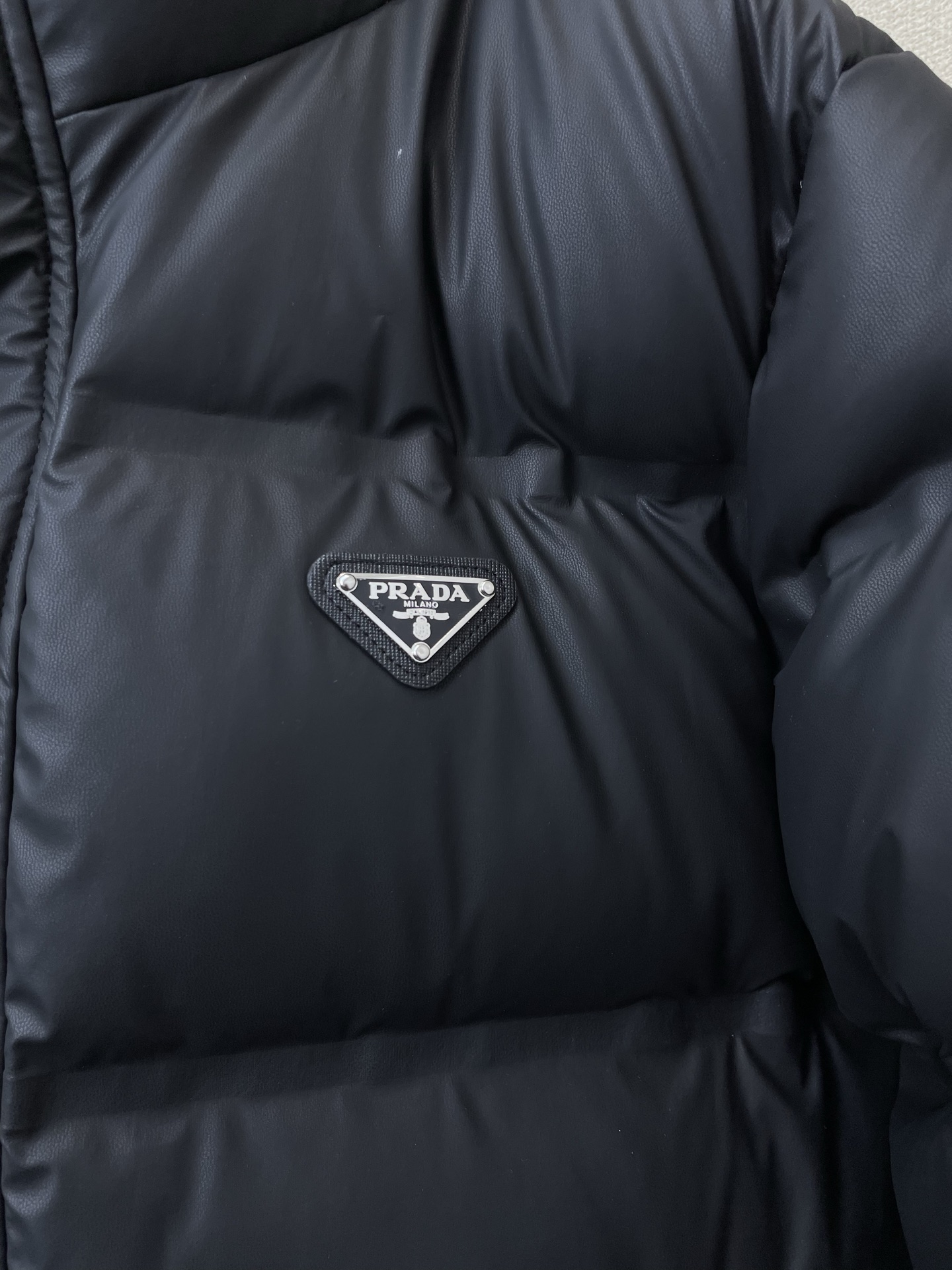 。羽绒服- Prada普拉达💥砸锅卖铁都要上的新款！新款经典高领羽绒服，贸易公司渠道稀出，降温天气必备的