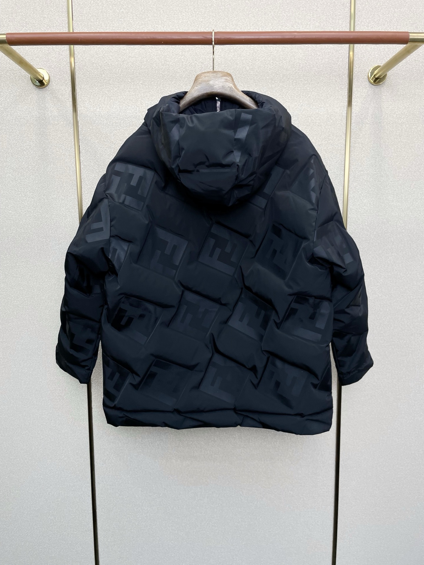 。羽绒服-FENDI芬迪💥砸锅卖铁都要上的新款！新款经典高领连帽羽绒服，贸易公司渠道稀出，降温天气必备的