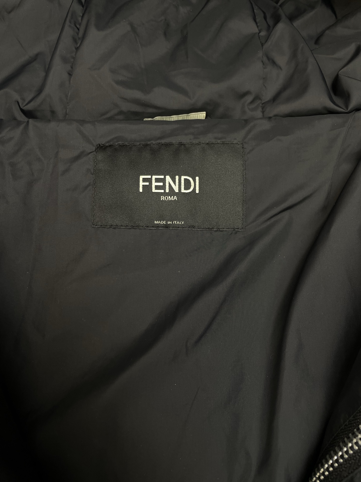 。羽绒服-FENDI芬迪💥砸锅卖铁都要上的新款！新款经典高领连帽羽绒服，贸易公司渠道稀出，降温天气必备的