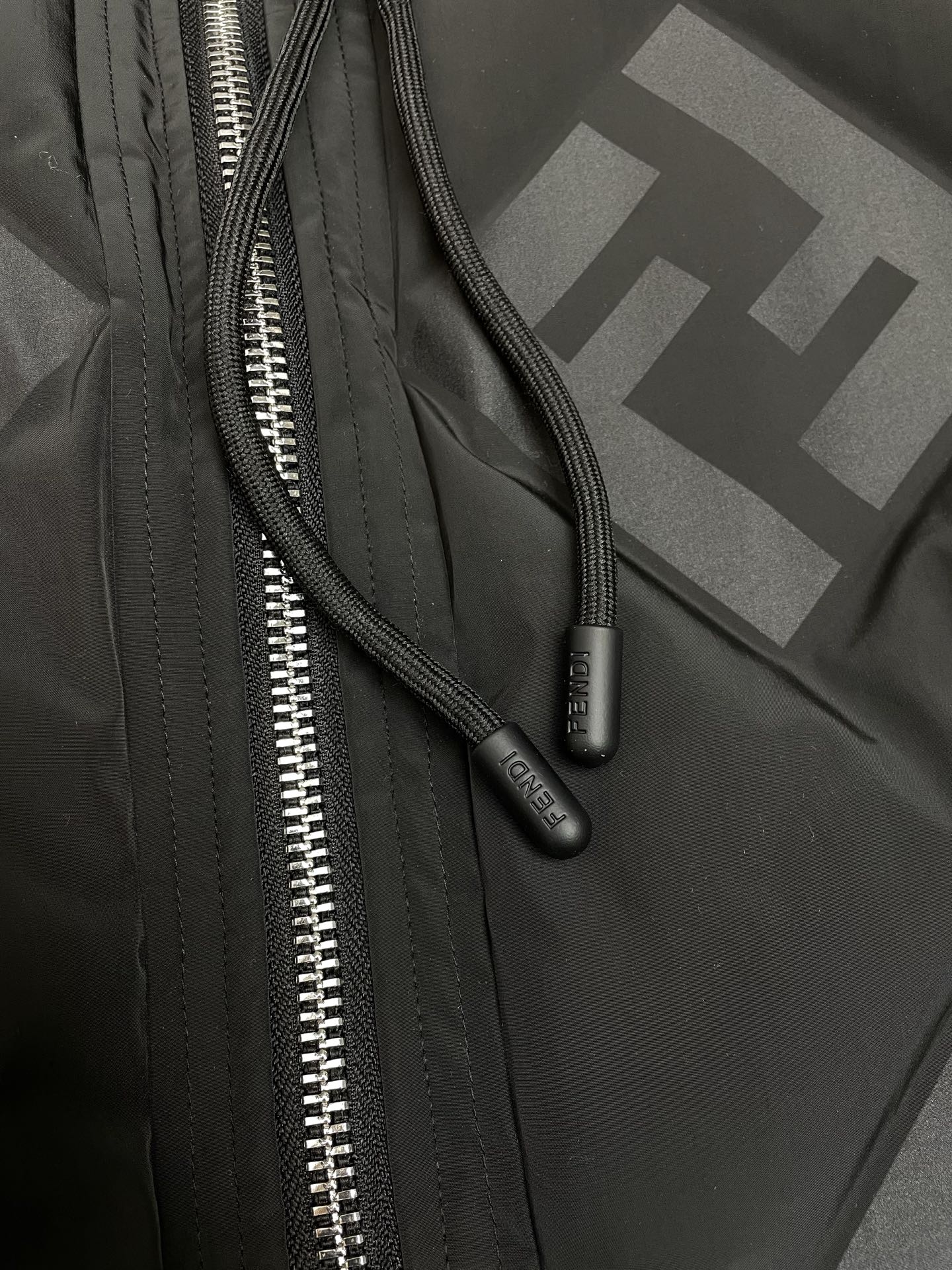 。羽绒服-FENDI芬迪💥砸锅卖铁都要上的新款！新款经典高领连帽羽绒服，贸易公司渠道稀出，降温天气必备的