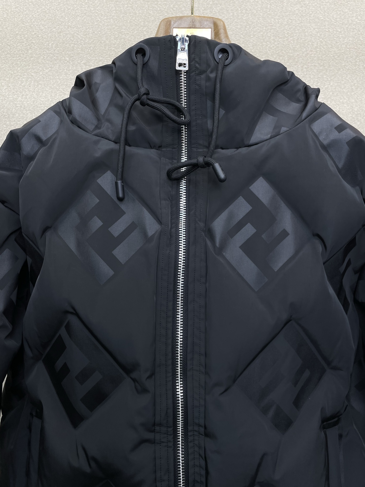 。羽绒服-FENDI芬迪💥砸锅卖铁都要上的新款！新款经典高领连帽羽绒服，贸易公司渠道稀出，降温天气必备的