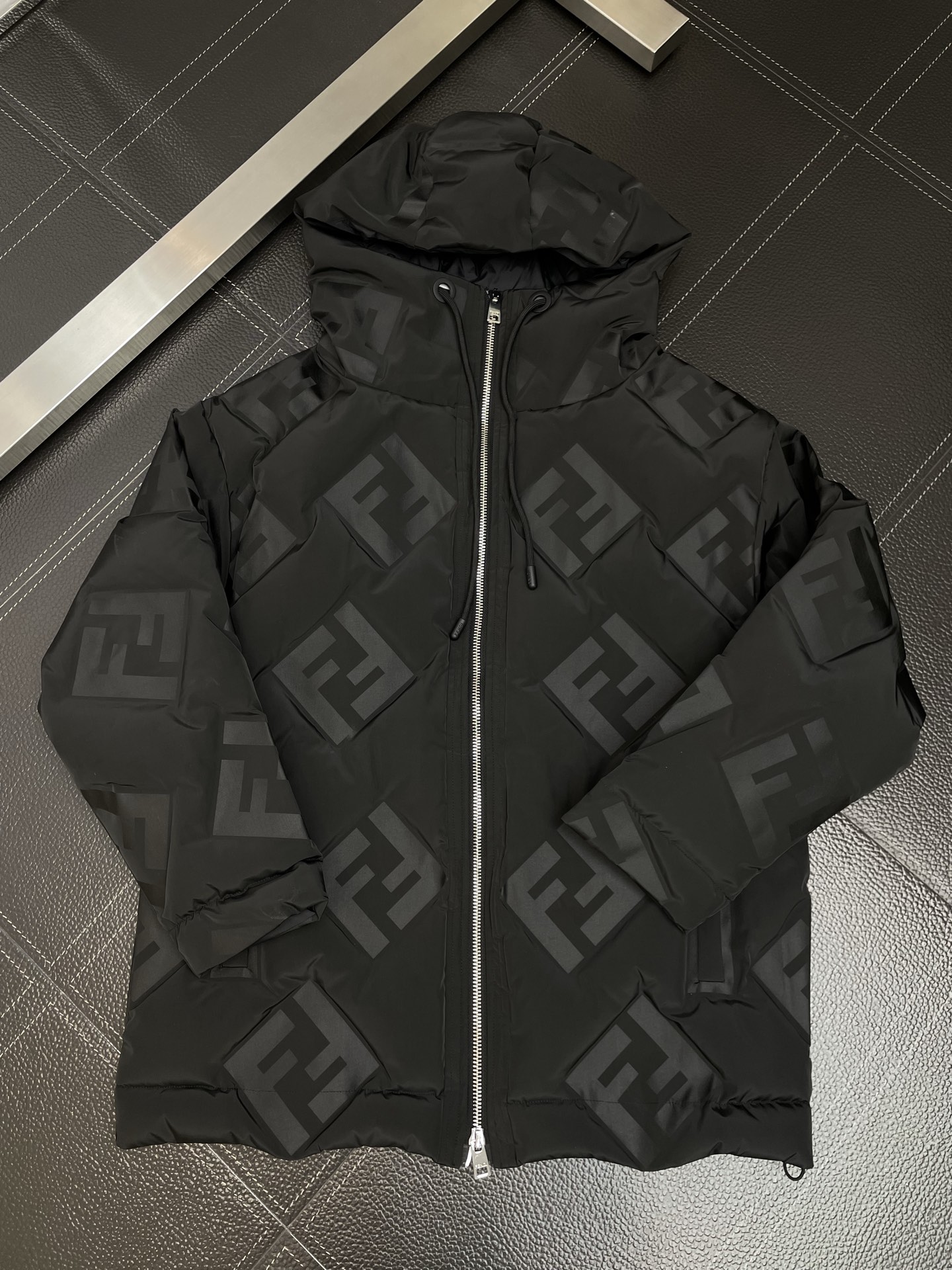 。羽绒服-FENDI芬迪💥砸锅卖铁都要上的新款！新款经典高领连帽羽绒服，贸易公司渠道稀出，降温天气必备的