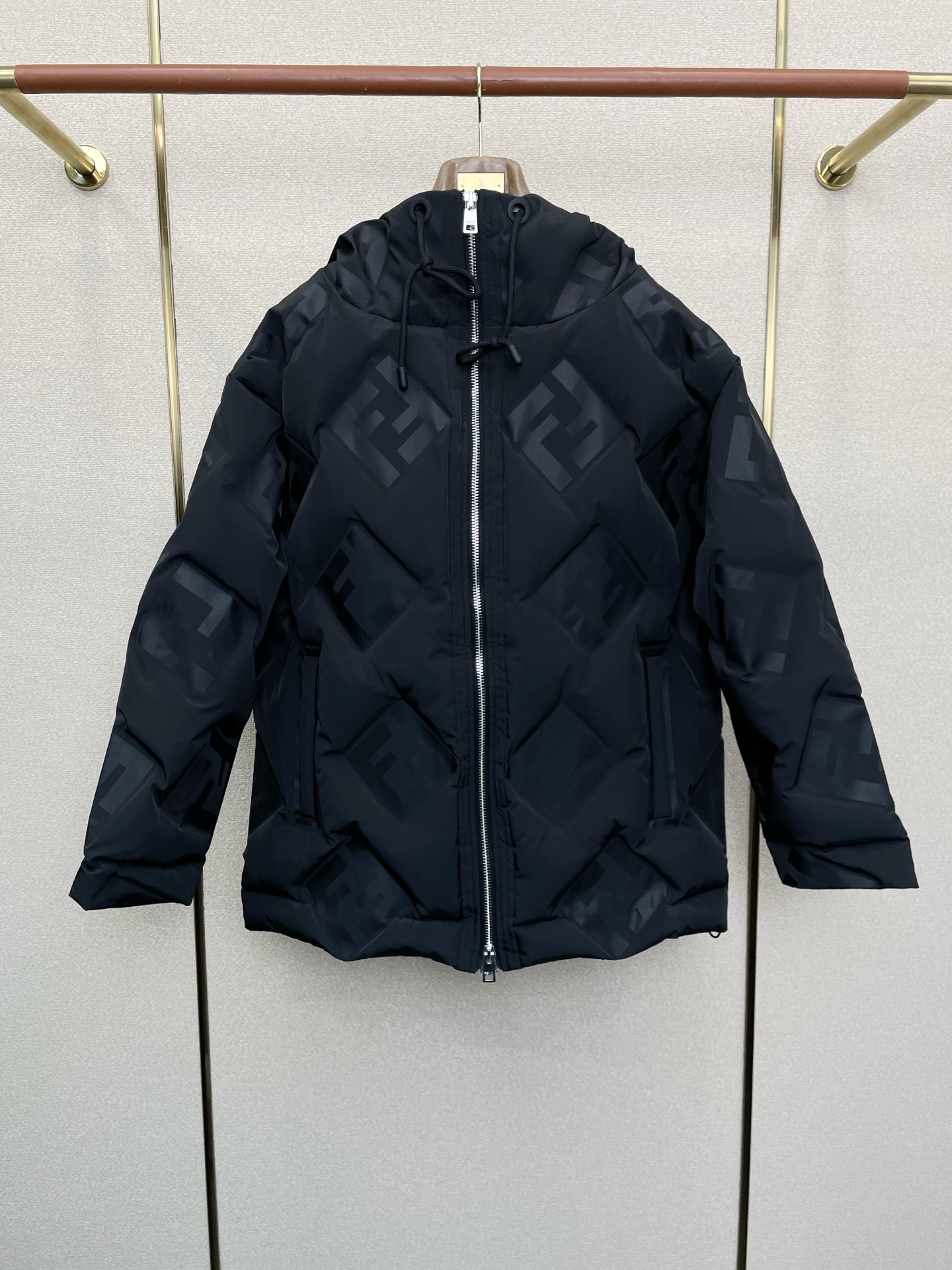 。羽绒服-FENDI芬迪💥砸锅卖铁都要上的新款！新款经典高领连帽羽绒服，贸易公司渠道稀出，降温天气必备的