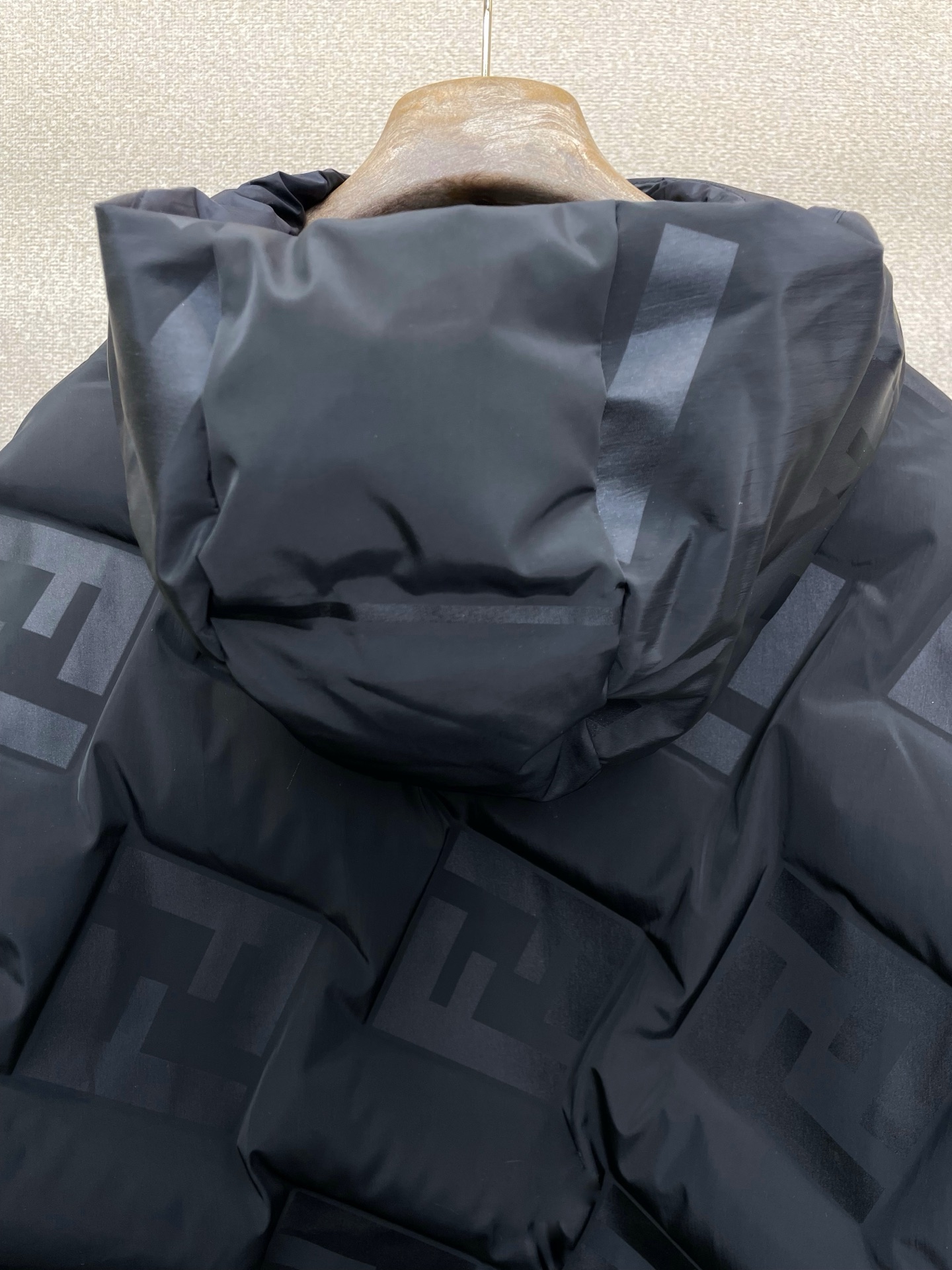 。羽绒服-FENDI芬迪💥砸锅卖铁都要上的新款！新款经典高领连帽羽绒服，贸易公司渠道稀出，降温天气必备的