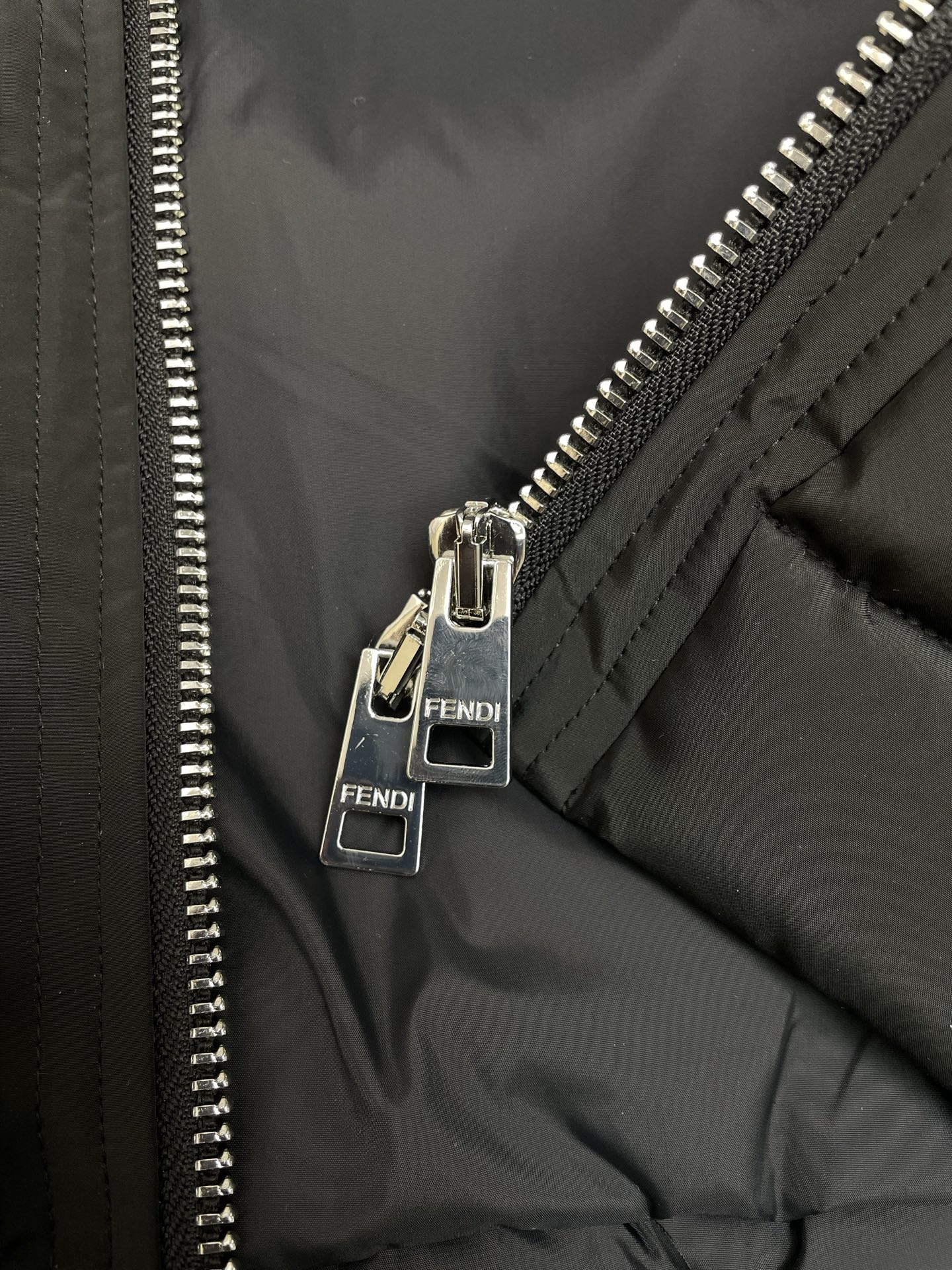 。羽绒服-FENDI芬迪💥砸锅卖铁都要上的新款！新款经典高领连帽羽绒服，贸易公司渠道稀出，降温天气必备的