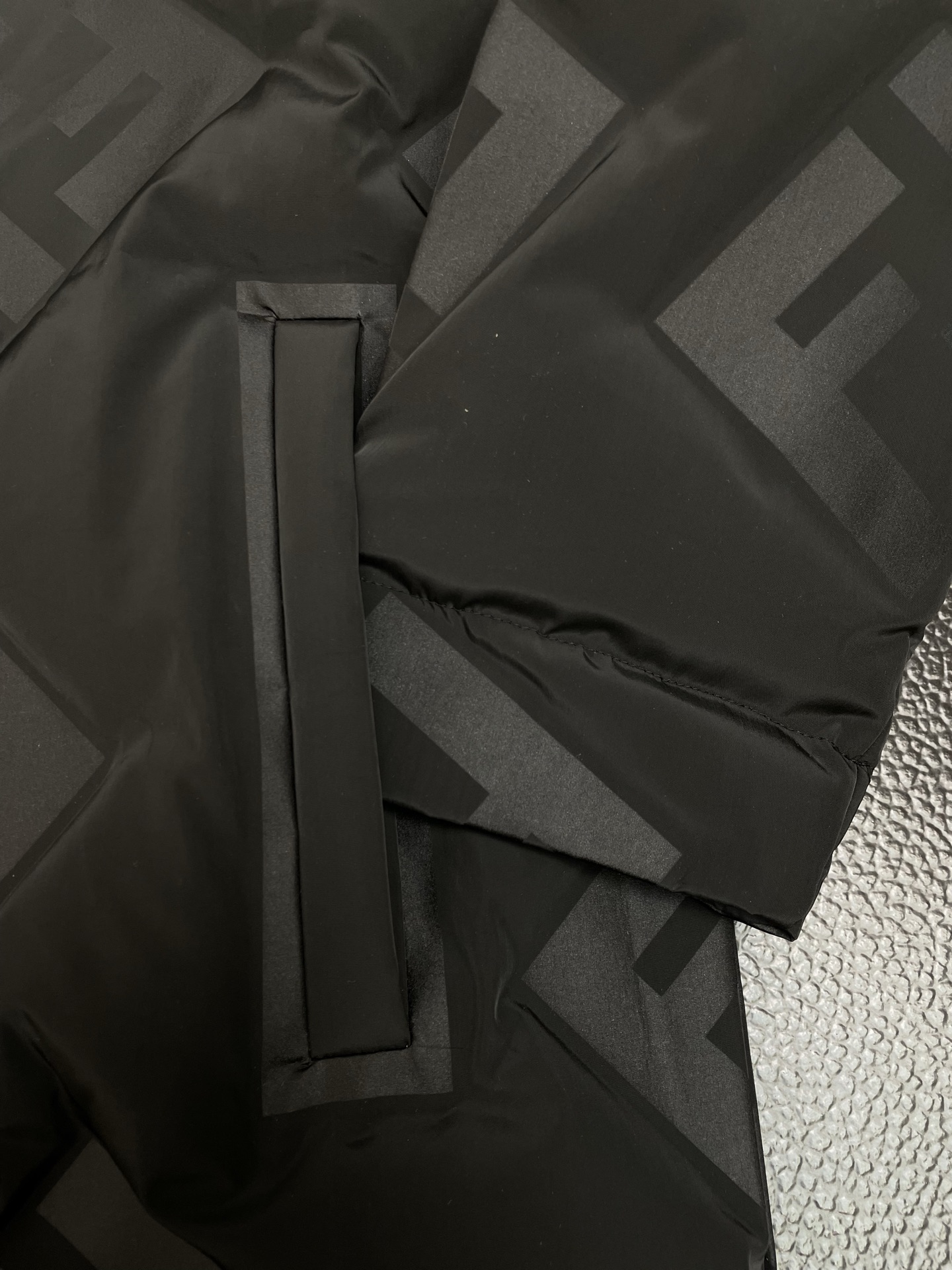 。羽绒服-FENDI芬迪💥砸锅卖铁都要上的新款！新款经典高领连帽羽绒服，贸易公司渠道稀出，降温天气必备的