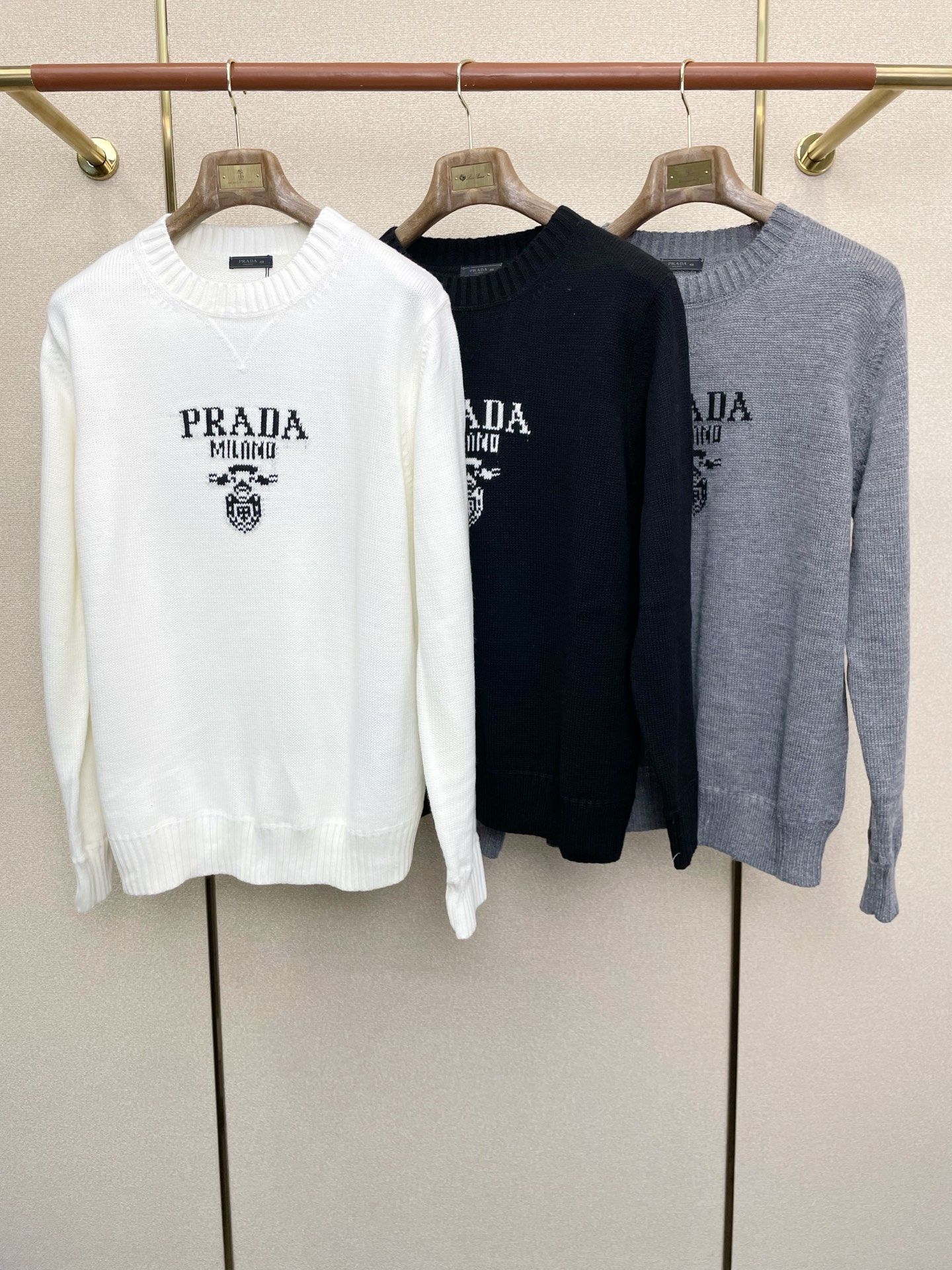 NO:611918,.Prada exclusively sells the latest fashionable sweaters, classic designs and stunningly beautiful coats. The quality is impeccable and quality control allows you to buy it directly. It is a high-end product that cannot be faulted! You can feel its powerful aura through the detailed pictures. It has a remarkable effect of gathering heat and keeping warm, so you don’t have to worry about getting a little chilly! Both fashionable and functional, the whole style looks more luxurious! Size S-XL,,prada,prada,jackets & coats,sweaters,alexander wang19860909.Prada普拉达独家专供最新时尚毛衣 经典设计与颜值爆棚的外套 品质更是无法挑剔品控可以直接入手,不容过错的高端臻品！通过细节图片便可感受到它强悍的气场,聚温保暖效果显著,完全不用担心会有一点寒意！时尚与功能性兼备,整款显得更加的奢华大气！ 尺码S-XL,,prada,prada,jackets & coats,sweaters,alexander wang,Men's clothing