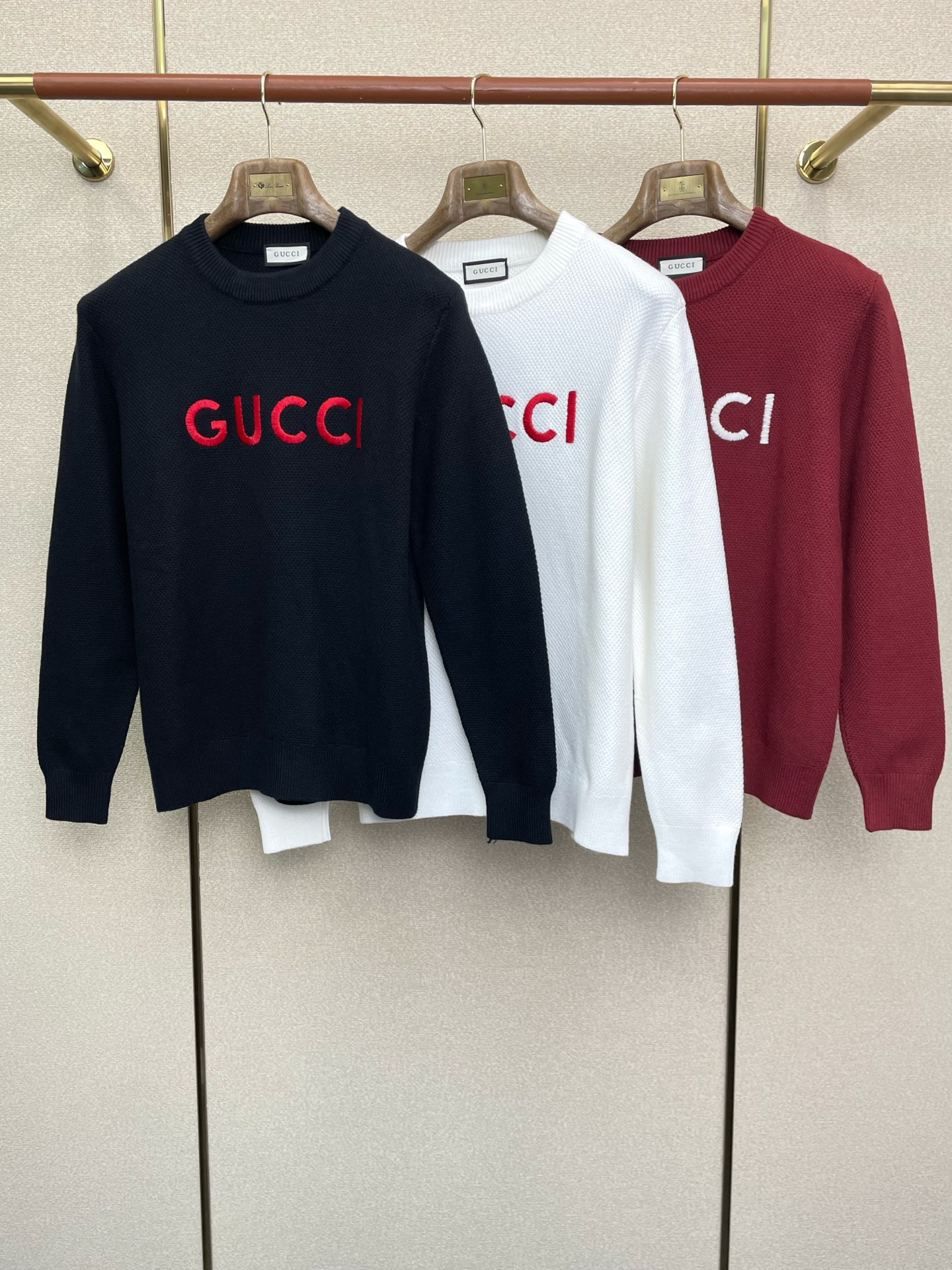 NO:611917,.Gucci exclusively sells the latest fashionable sweaters, classic designs and stunningly beautiful coats. The quality is impeccable and quality control allows you to buy it directly. High-end products that cannot be faulted! You can feel its powerful aura through the detailed pictures. It has a remarkable effect of gathering heat and keeping warm, so you don’t have to worry about getting a little chilly! Both fashionable and functional, the whole style looks more luxurious! Size M-3XL,,gucci,gucci,jackets & coats,sweaters,alexander wang19860909.Gucci古驰独家专供最新时尚毛衣 经典设计与颜值爆棚的外套 品质更是无法挑剔品控可以直接入手,不容过错的高端臻品！通过细节图片便可感受到它强悍的气场,聚温保暖效果显著,完全不用担心会有一点寒意！时尚与功能性兼备,整款显得更加的奢华大气！ 尺码M-3XL,,gucci,gucci,jackets & coats,sweaters,alexander wang,Men's clothing