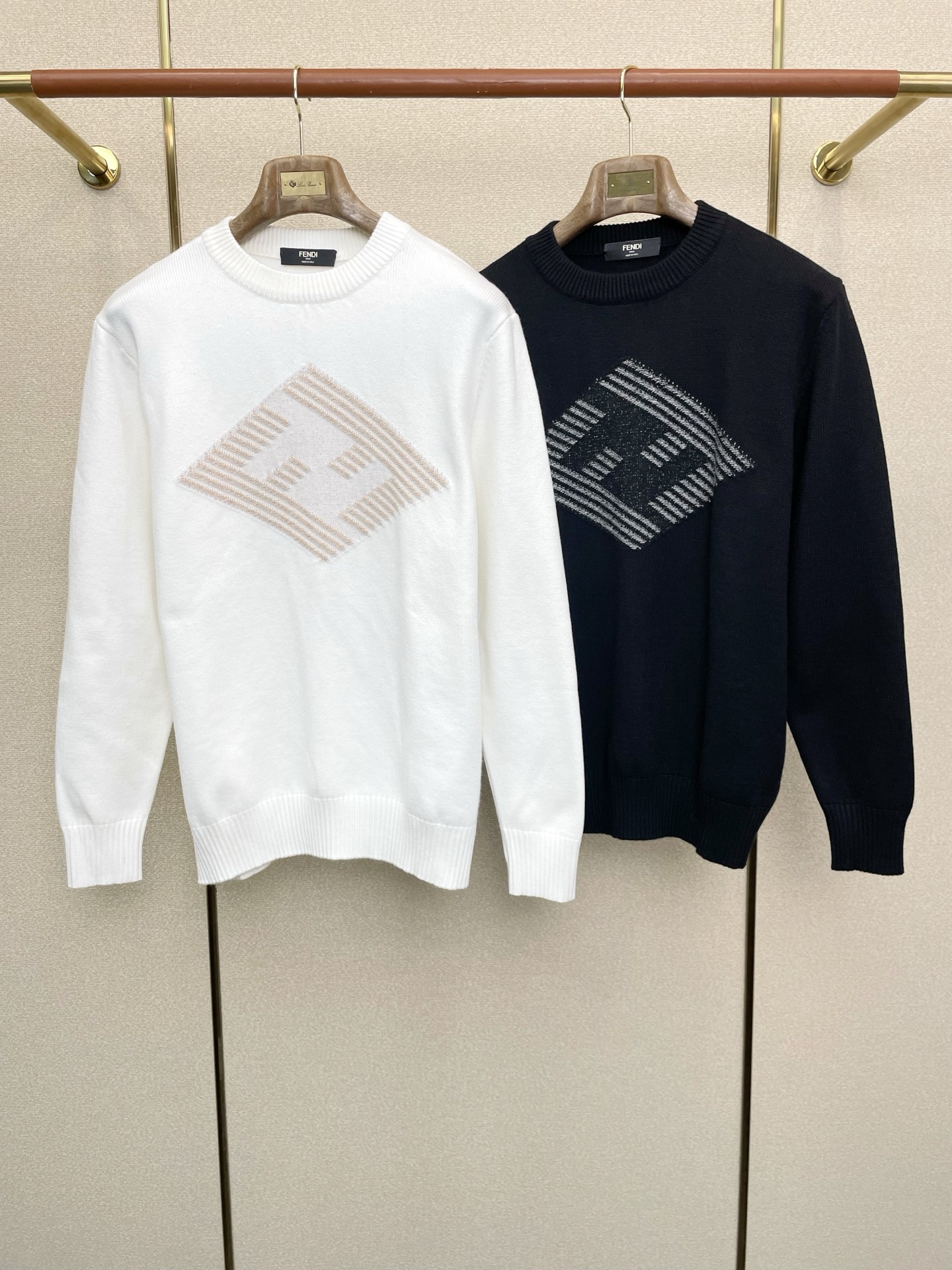 NO:611923,.FENDI Fendi exclusively provides the latest fashionable sweaters, classic designs and stunningly beautiful coats. The quality is impeccable and quality control allows you to buy it directly. High-end products that cannot be faulted! You can feel its powerful aura through the detailed pictures. It has a remarkable effect of gathering heat and keeping warm, so you don’t have to worry about getting a little chilly! Both fashionable and functional, the whole style looks more luxurious! Size M-3XL,,fendi,fendi,jackets & coats,sweaters,alexander wang19860909.FENDI芬迪独家专供最新时尚毛衣 经典设计与颜值爆棚的外套 品质更是无法挑剔品控可以直接入手,不容过错的高端臻品！通过细节图片便可感受到它强悍的气场,聚温保暖效果显著,完全不用担心会有一点寒意！时尚与功能性兼备,整款显得更加的奢华大气！ 尺码M-3XL,,fendi,fendi,jackets & coats,sweaters,alexander wang,Men's clothing