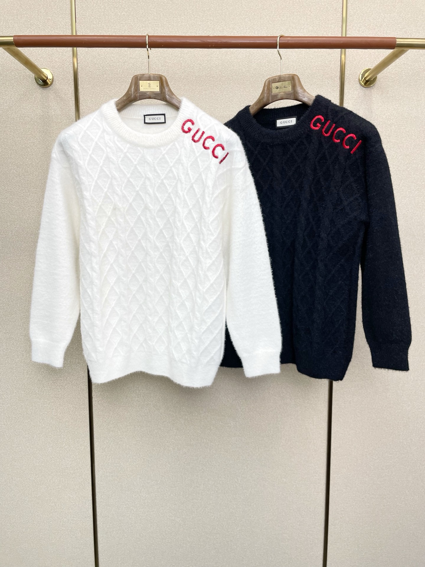 NO:611931,.Gucci exclusively sells the latest fashionable sweaters, classic designs and stunningly beautiful coats. The quality is impeccable and quality control allows you to buy it directly. High-end products that cannot be faulted! You can feel its powerful aura through the detailed pictures. It has a remarkable effect of gathering heat and keeping warm, so you don’t have to worry about getting a little chilly! Both fashionable and functional, the whole style looks more luxurious! Size M-3XL,,gucci,gucci,jackets & coats,sweaters,alexander wang19860909.Gucci古驰独家专供最新时尚毛衣 经典设计与颜值爆棚的外套 品质更是无法挑剔品控可以直接入手,不容过错的高端臻品！通过细节图片便可感受到它强悍的气场,聚温保暖效果显著,完全不用担心会有一点寒意！时尚与功能性兼备,整款显得更加的奢华大气！ 尺码M-3XL,,gucci,gucci,jackets & coats,sweaters,alexander wang,Men's clothing