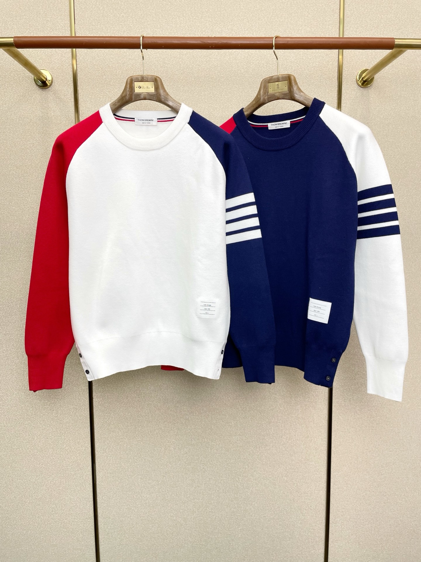 NO:611932,.Thom Browne exclusively provides the latest fashionable sweaters, classic designs and stunningly beautiful coats. The quality is impeccable and quality control allows you to buy it directly. High-end products that cannot be faulted! You can feel its powerful aura through the detailed pictures. It has a remarkable effect of gathering heat and keeping warm, so you don’t have to worry about getting a little chilly! Both fashionable and functional, the whole style looks more luxurious! Size M-3XL,,thom browne,jackets & coats,sweaters,alexander wang19860909.Thom Browne汤姆布朗独家专供最新时尚毛衣 经典设计与颜值爆棚的外套 品质更是无法挑剔品控可以直接入手,不容过错的高端臻品！通过细节图片便可感受到它强悍的气场,聚温保暖效果显著,完全不用担心会有一点寒意！时尚与功能性兼备,整款显得更加的奢华大气！ 尺码M-3XL,,thom browne,jackets & coats,sweaters,alexander wang,Men's clothing