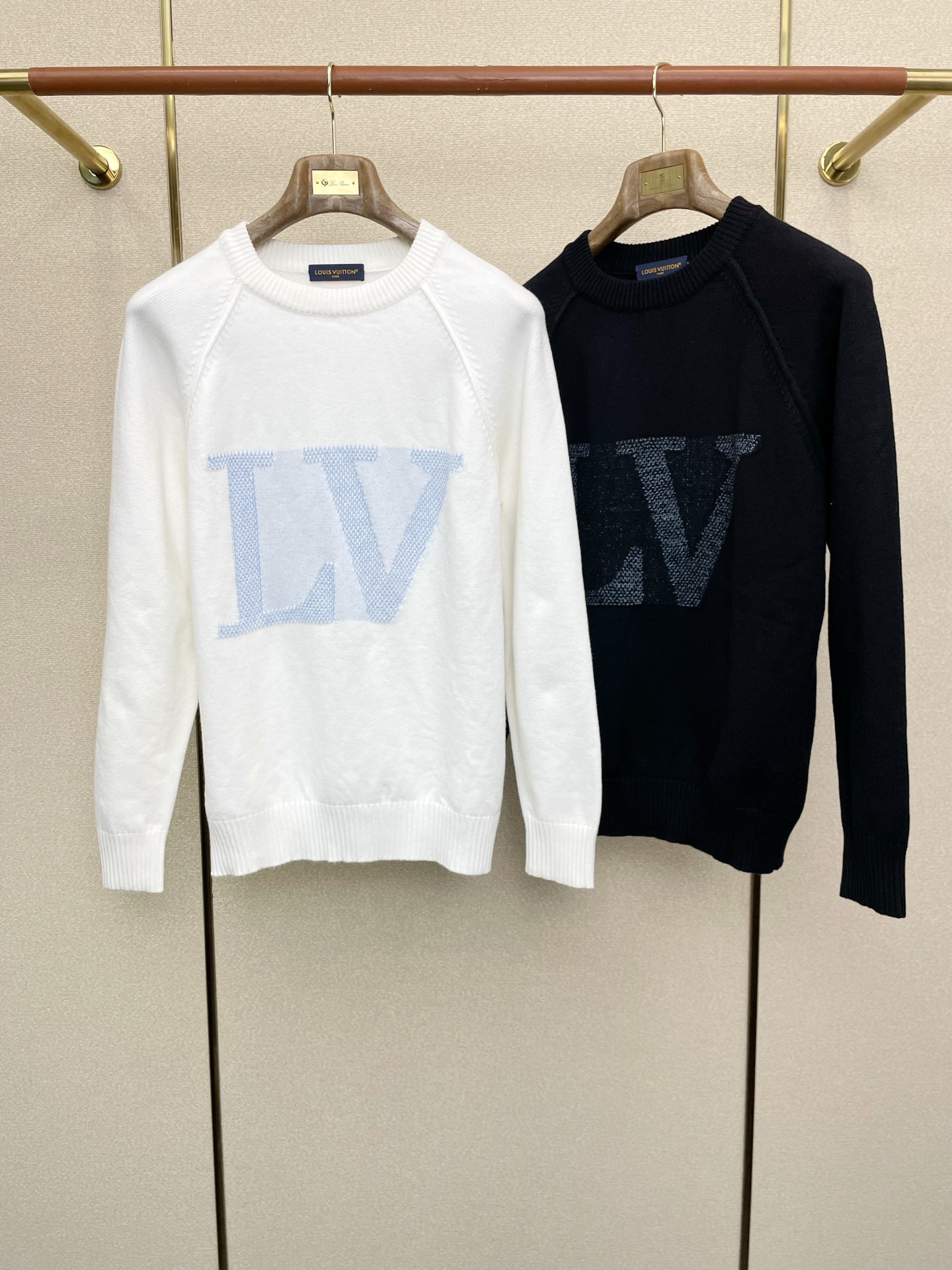 NO:611903,.Louis Vuitton exclusively provides the latest fashionable sweaters, classic designs and stunningly beautiful coats. The quality is impeccable and quality control allows you to buy it directly. It is a high-end product that cannot be faulted! You can feel its powerful aura through the detailed pictures. It has a remarkable effect of gathering heat and keeping warm, so you don’t have to worry about getting a little chilly! Both fashionable and functional, the whole style looks more luxurious! Size M-3XL,,louis vuitton,louis vuitton,jackets & coats,sweaters,alexander wang19860909.Louis Vuitton路易威登独家专供最新时尚毛衣 经典设计与颜值爆棚的外套 品质更是无法挑剔品控可以直接入手,不容过错的高端臻品！通过细节图片便可感受到它强悍的气场,聚温保暖效果显著,完全不用担心会有一点寒意！时尚与功能性兼备,整款显得更加的奢华大气！ 尺码M-3XL,,louis vuitton,louis vuitton,jackets & coats,sweaters,alexander wang,Men's clothing